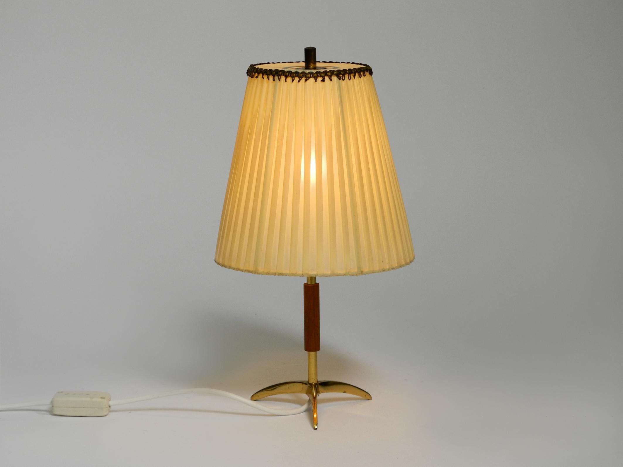 Beautiful mid century brass star base table lamp from Kalmar with original shade In Good Condition For Sale In München, DE