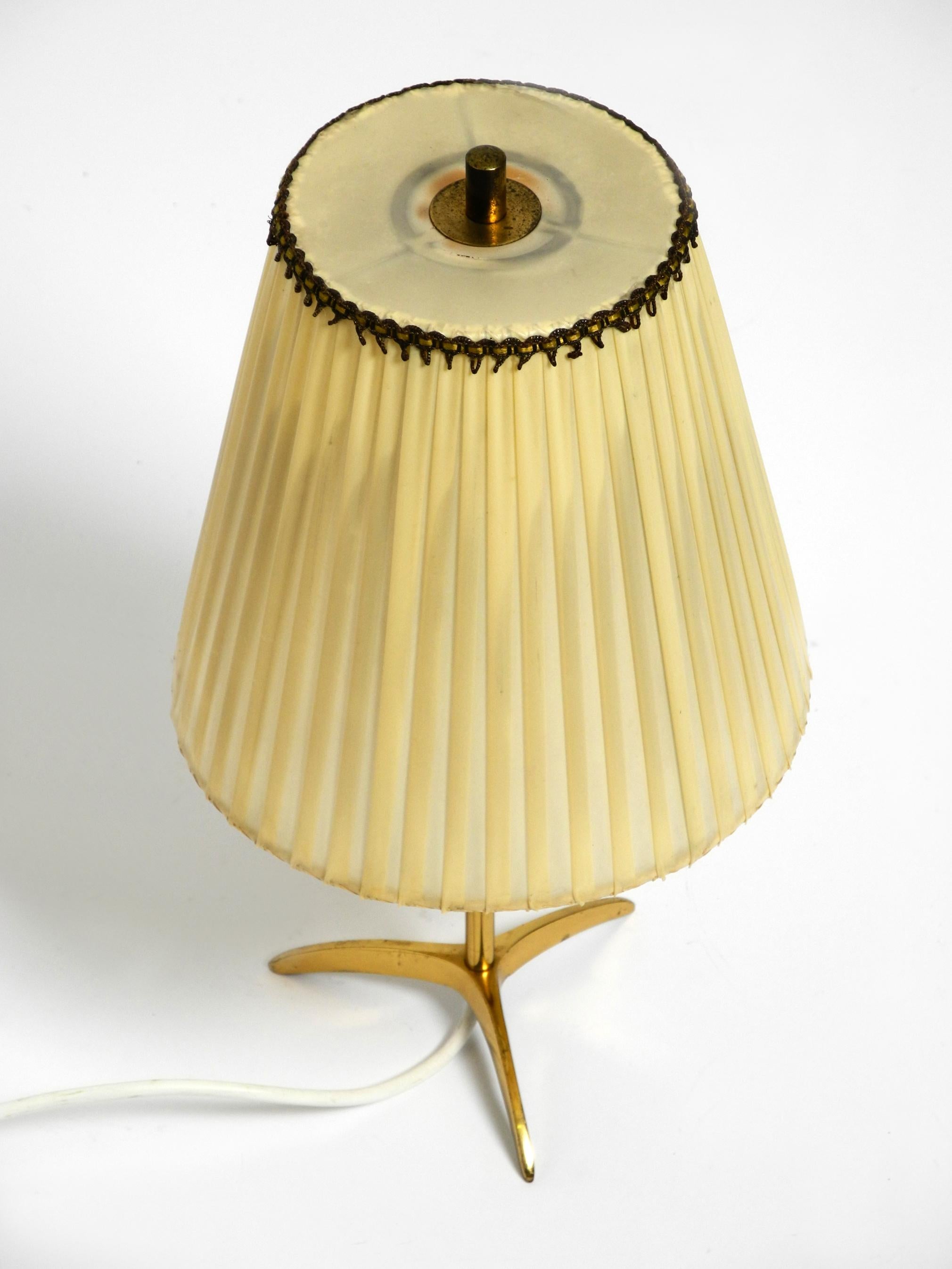 Schöne Tischlampe mit Sternsockel aus Messing aus der Mitte des Jahrhunderts von Kalmar mit originalem Schirm (Mitte des 20. Jahrhunderts) im Angebot