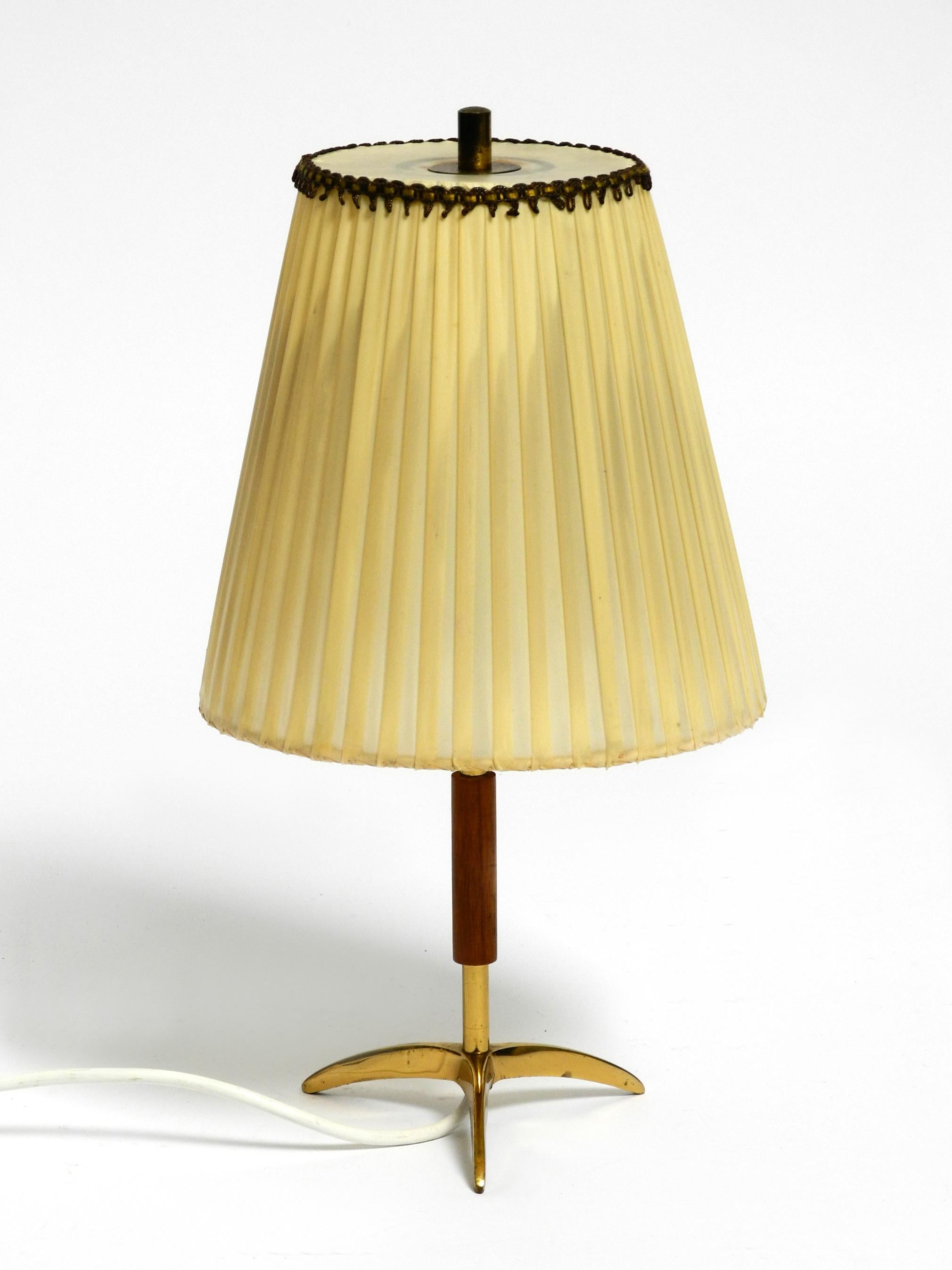 Beautiful mid century brass star base table lamp from Kalmar with original shade For Sale 1