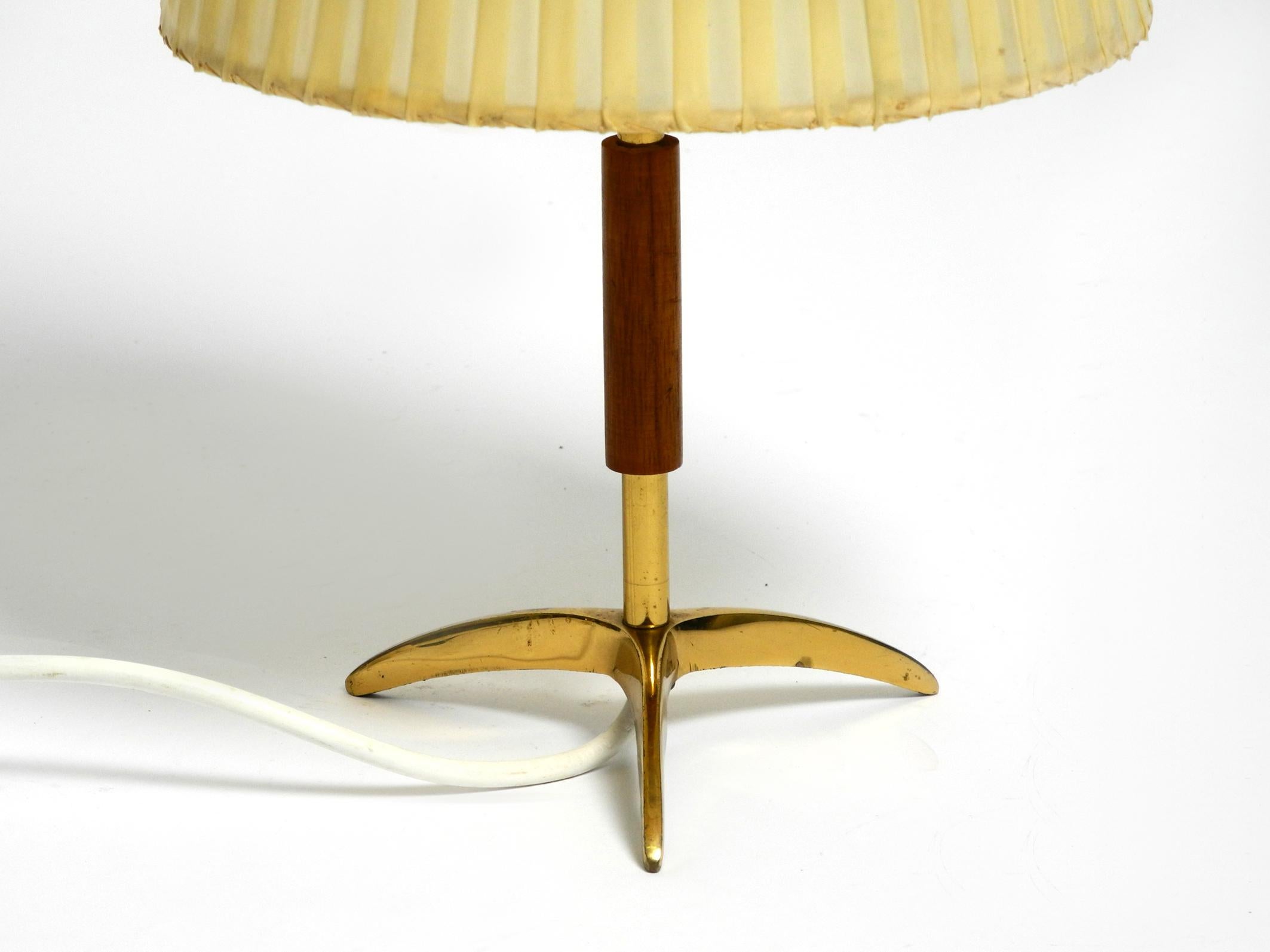 Beautiful mid century brass star base table lamp from Kalmar with original shade For Sale 2