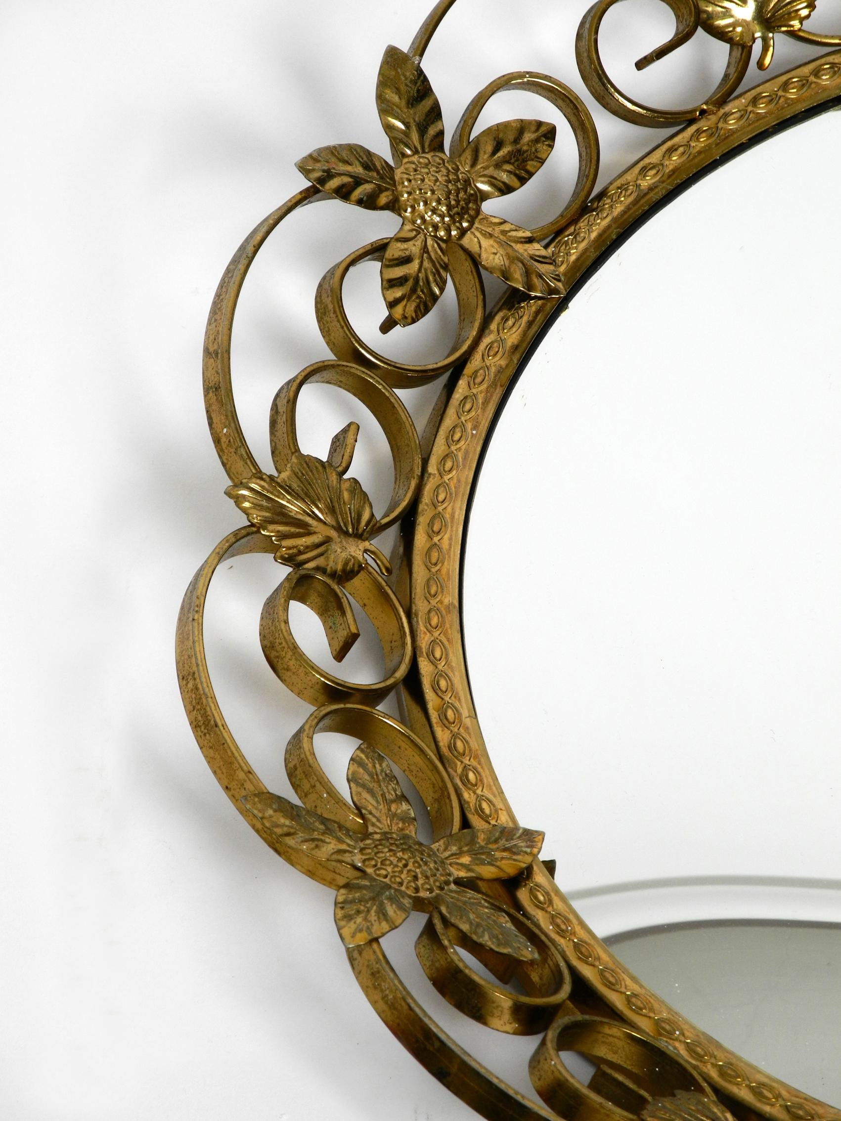 Schöner Wandspiegel aus Messing aus der Mitte des Jahrhunderts mit konvexem, geschwungenem Spiegelglas im Angebot 2
