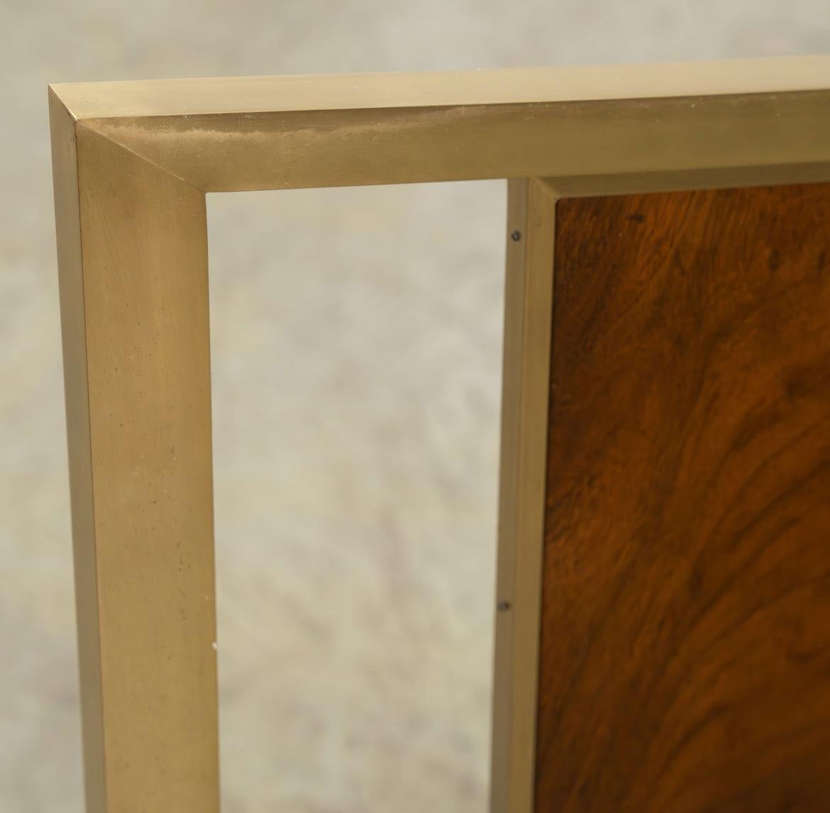 Bellissima testata di letto King americana di metà secolo in ottime condizioni vintage con design curvo in ottone. Finemente lavorata in noce e lacca nera. Si adatta a un materasso di dimensioni King. Solo testiera del letto NO struttura del letto