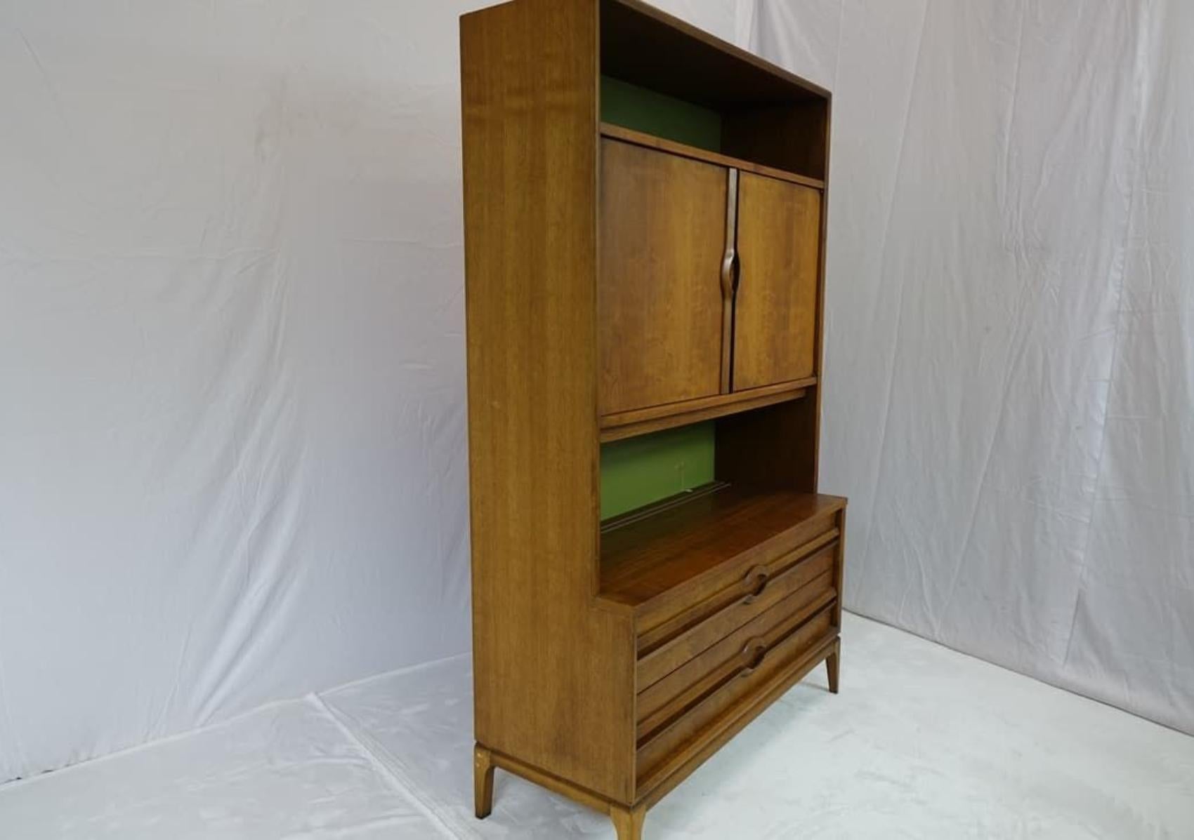 Beautiful Mid-Century Cabinet With Drawers In Good Condition For Sale In Newmanstown, PA