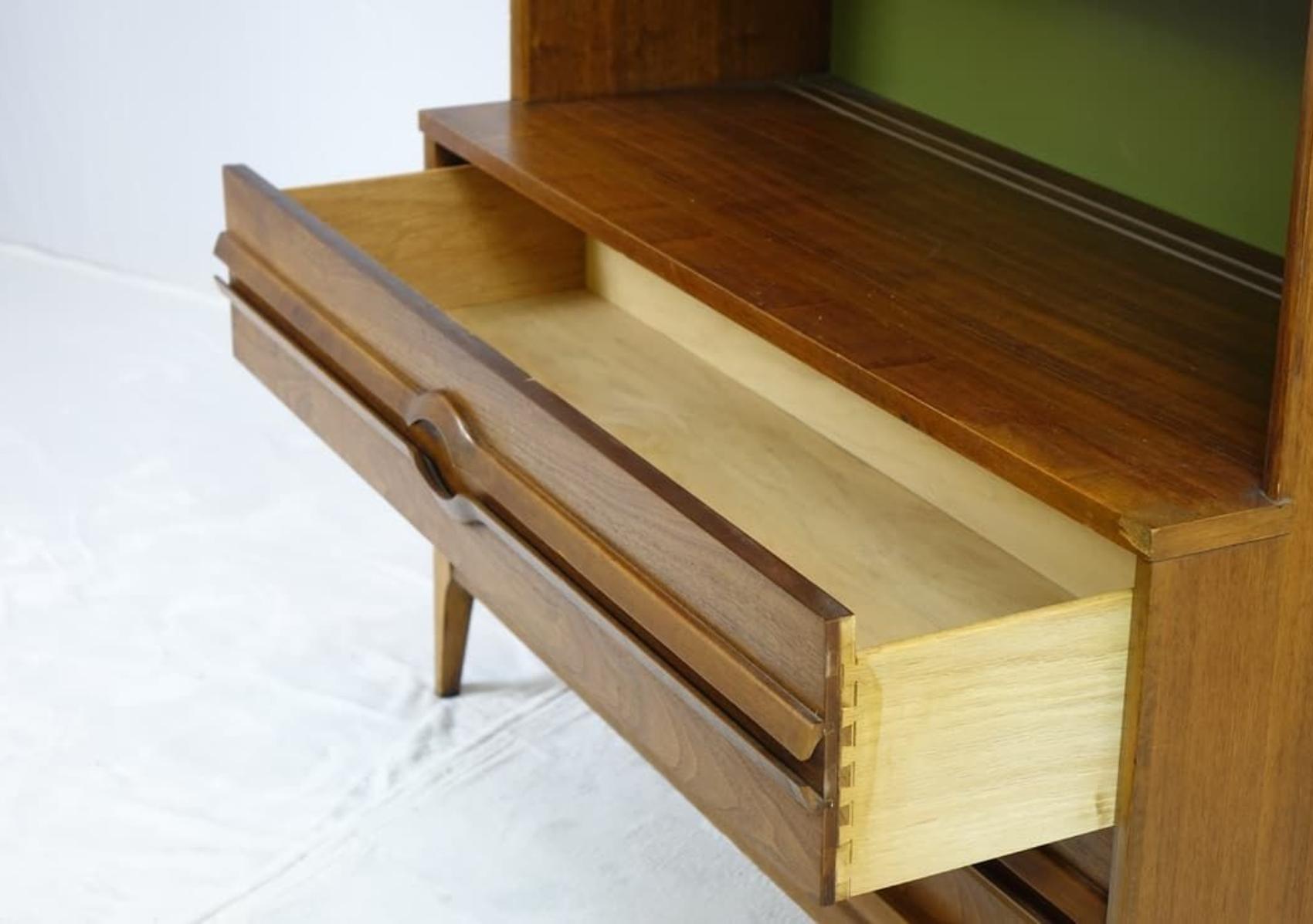 Schöner Mid-Century-Schrank mit Schubladen im Angebot 2