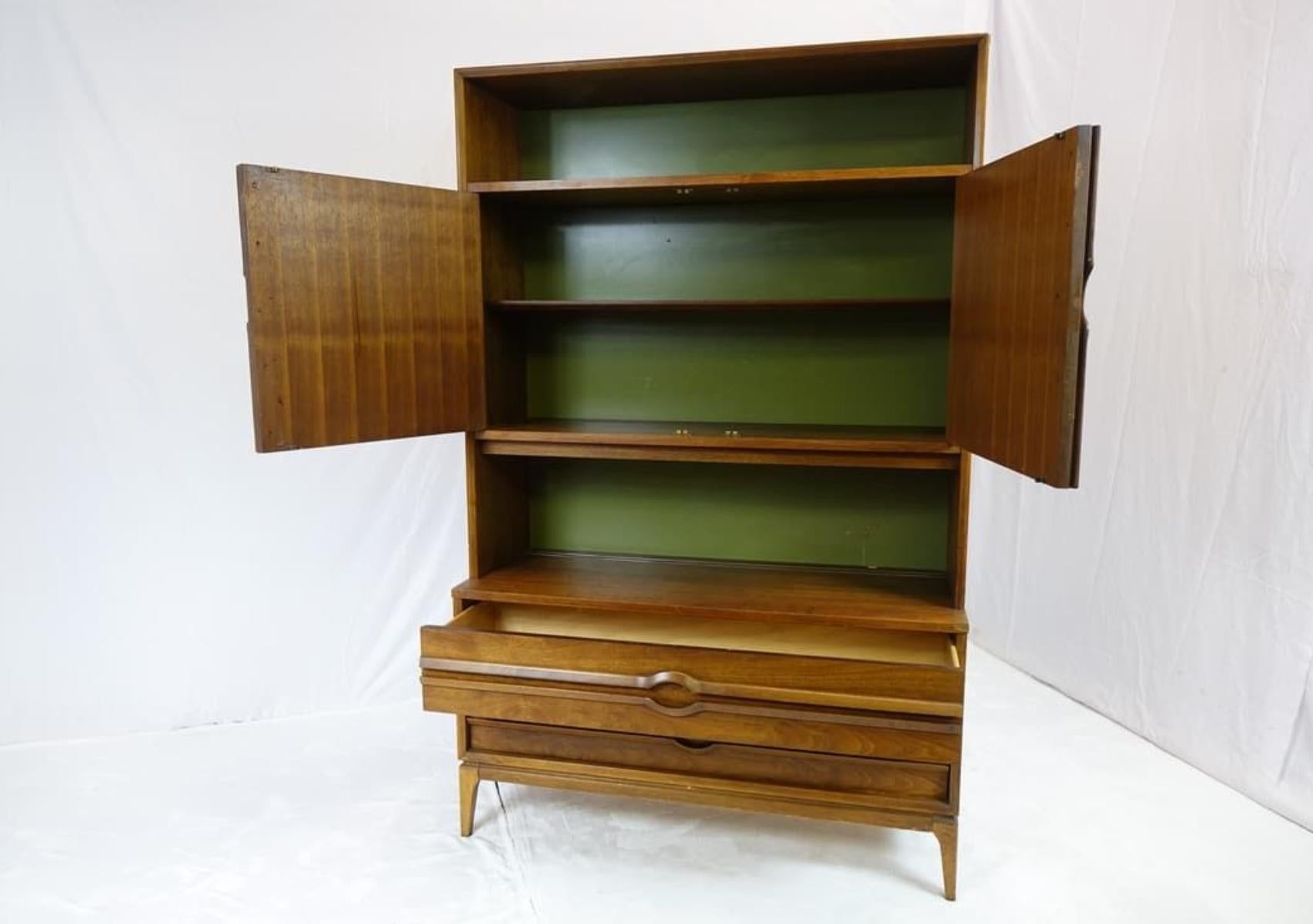 Beautiful Mid-Century Cabinet With Drawers For Sale 3