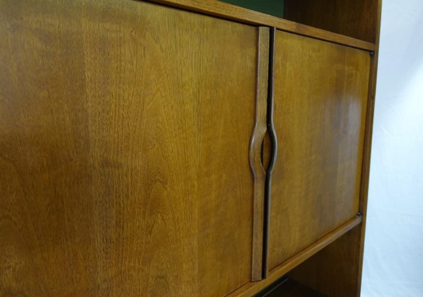 Beautiful Mid-Century Cabinet With Drawers For Sale 4
