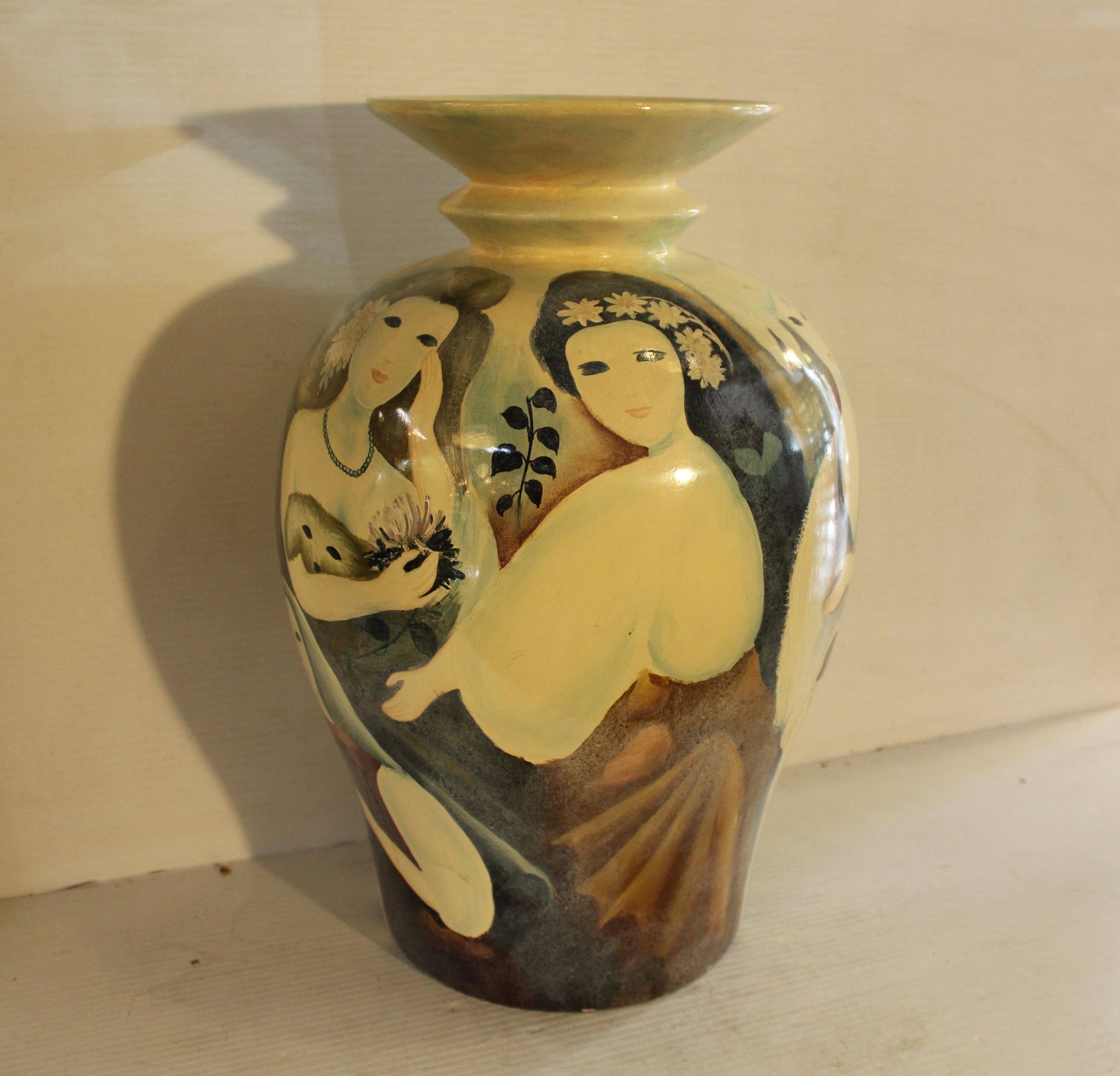 Elegante Keramikvase aus der Mitte des Jahrhunderts mit einfacher, skulpturaler Form und reicher Glasur. Sein understated.design unterstreicht die Handwerkskunst und die organischen Texturen der Epoche und macht ihn zu einem vielseitigen dekorativen