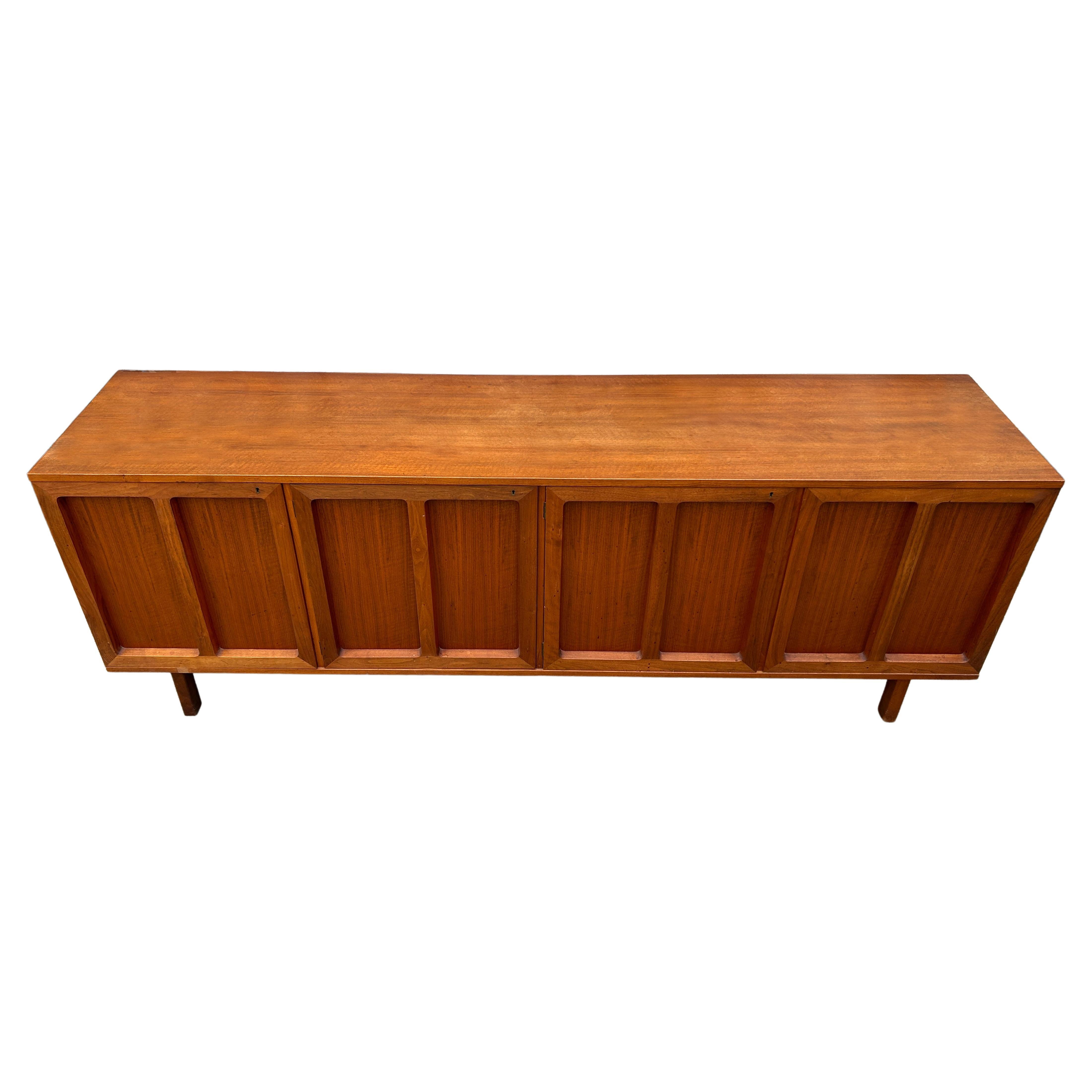 Beautiful high quality mid-century Swedish credenza by Karl Erik Ekselius for J.O. Carlsson Scandinavian Modern 4 Door credenza or sideboard 3 keys 6 flat drawers with a three-quarter gallery and open shelves sits on 4 straight solid teak legs. 3