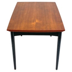 Schöner Mid century Danish Modern geschwungener Esstisch mit schwarzem Sockel