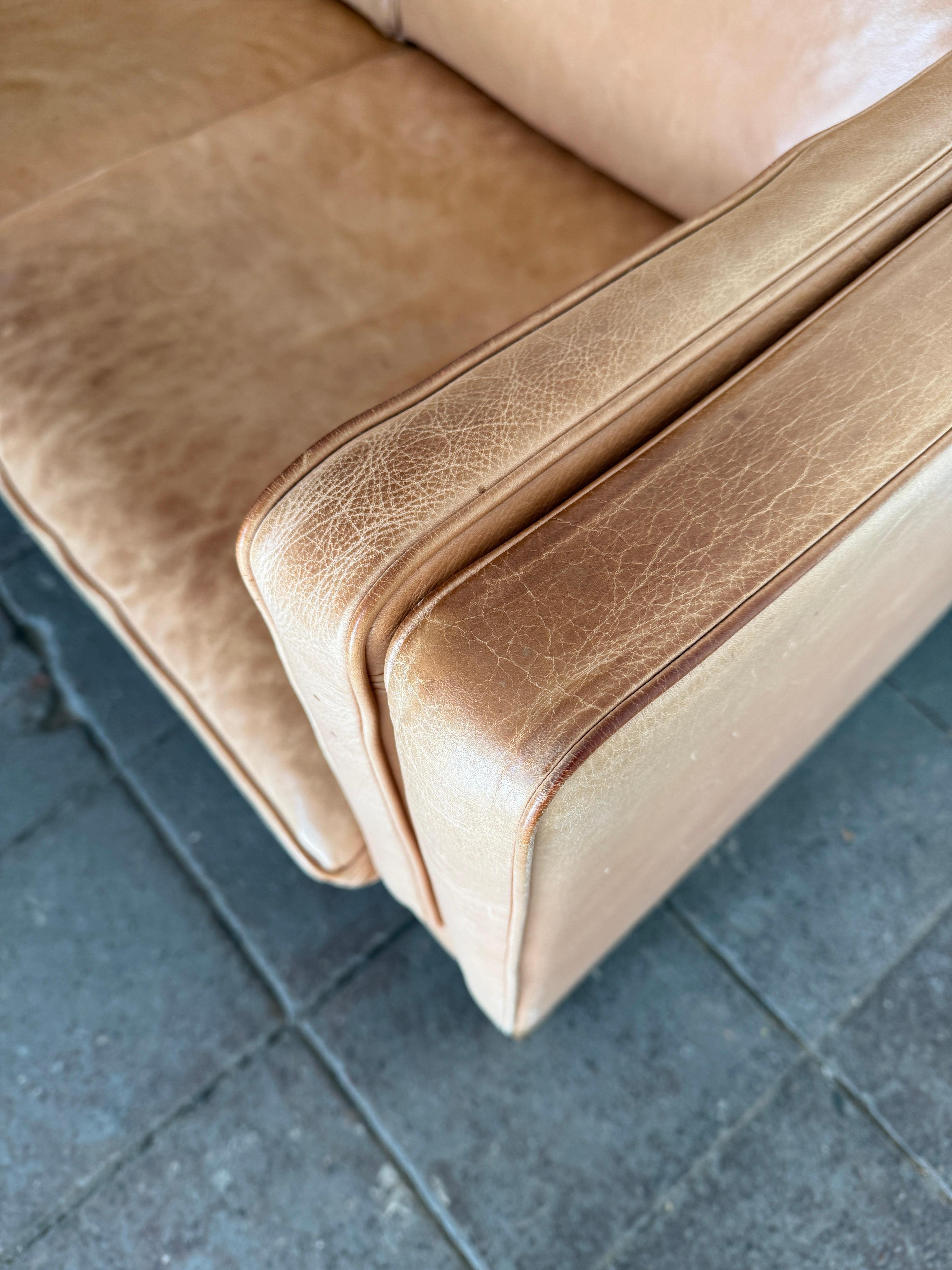 Precioso Sofá moderno danés de mediados de siglo en piel tostada de 2 plazas con patas de roble blanco mediados del siglo XX en venta