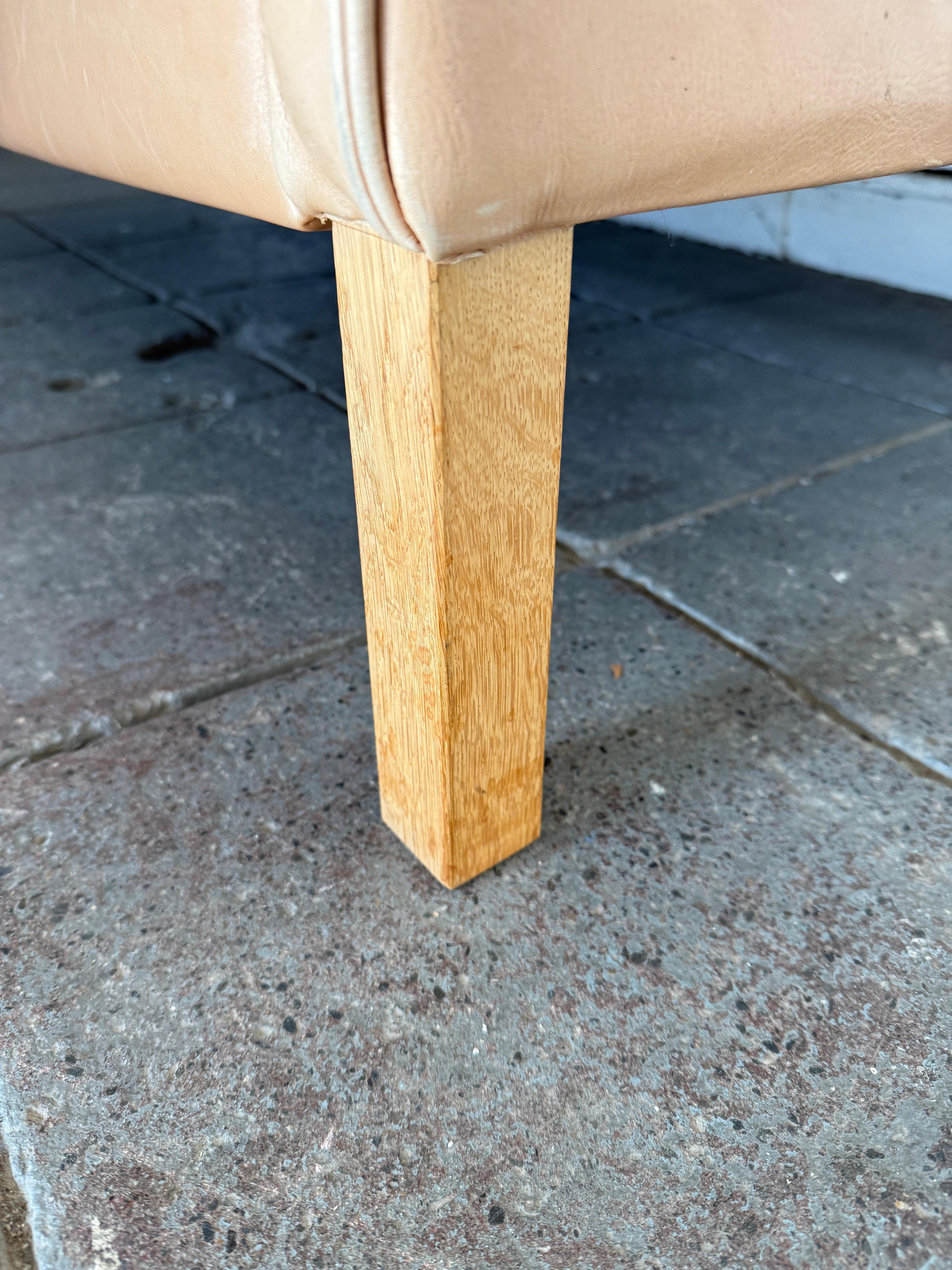 Precioso Sofá moderno danés de mediados de siglo en piel tostada de 2 plazas con patas de roble blanco Cuero en venta