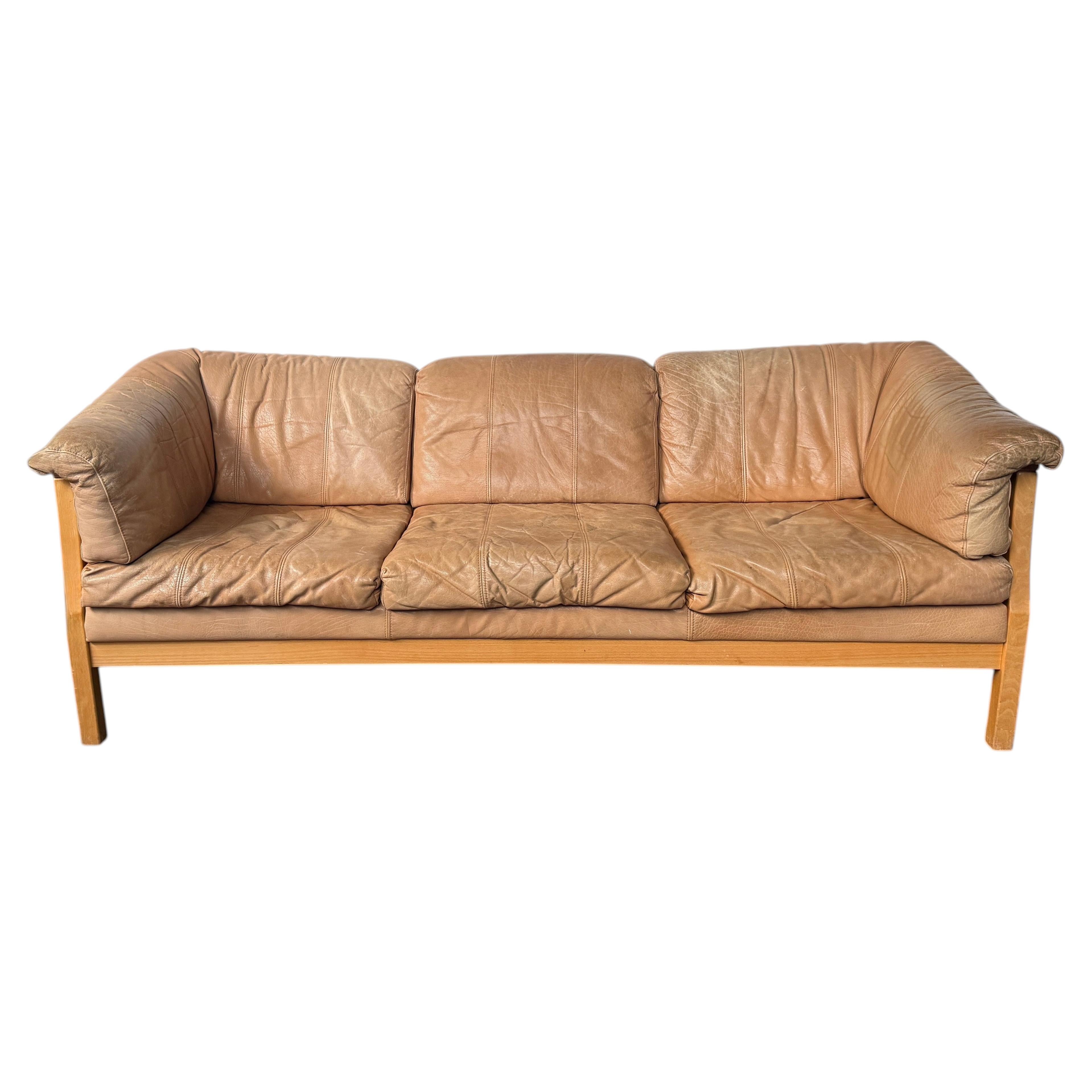 Schöne Mitte Jahrhundert Dänisch Modern tan Leder 3 Sitz Sofa große Patina Stouby