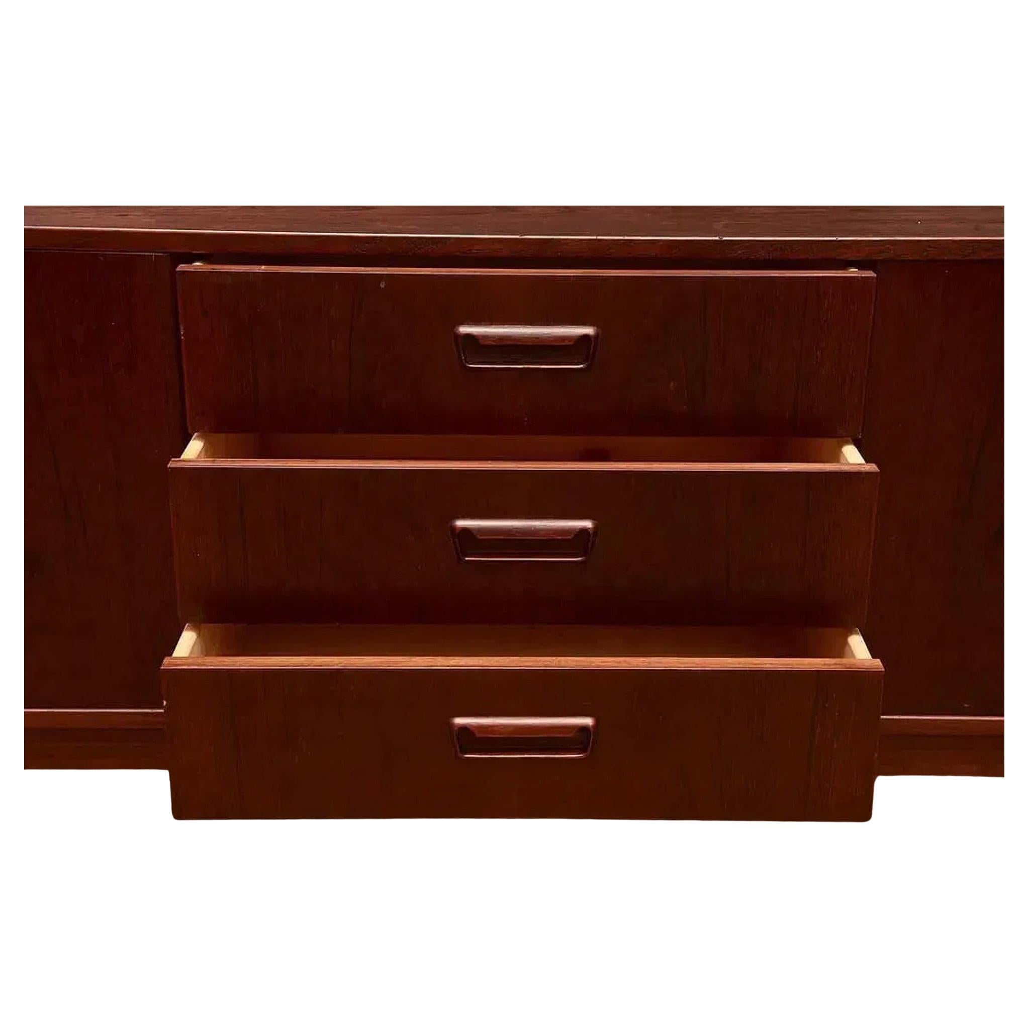 Magnifique crédence moderne danoise du milieu du siècle en teck à 2 niveaux Armoire buffet en vente 2