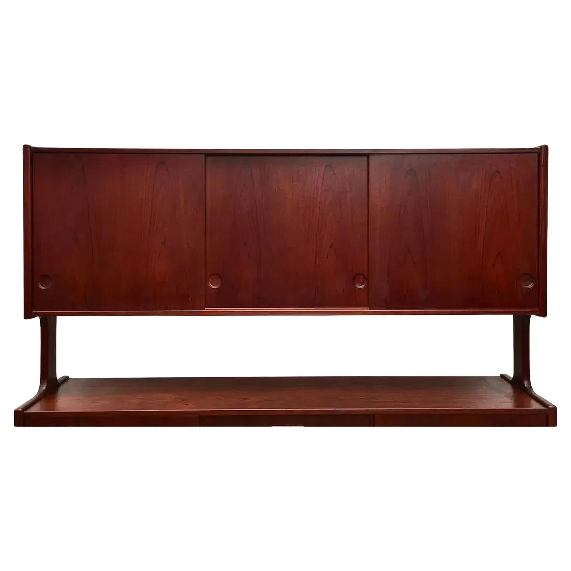 Scandinave moderne Magnifique crédence moderne danoise du milieu du siècle en teck à 2 niveaux Armoire buffet en vente