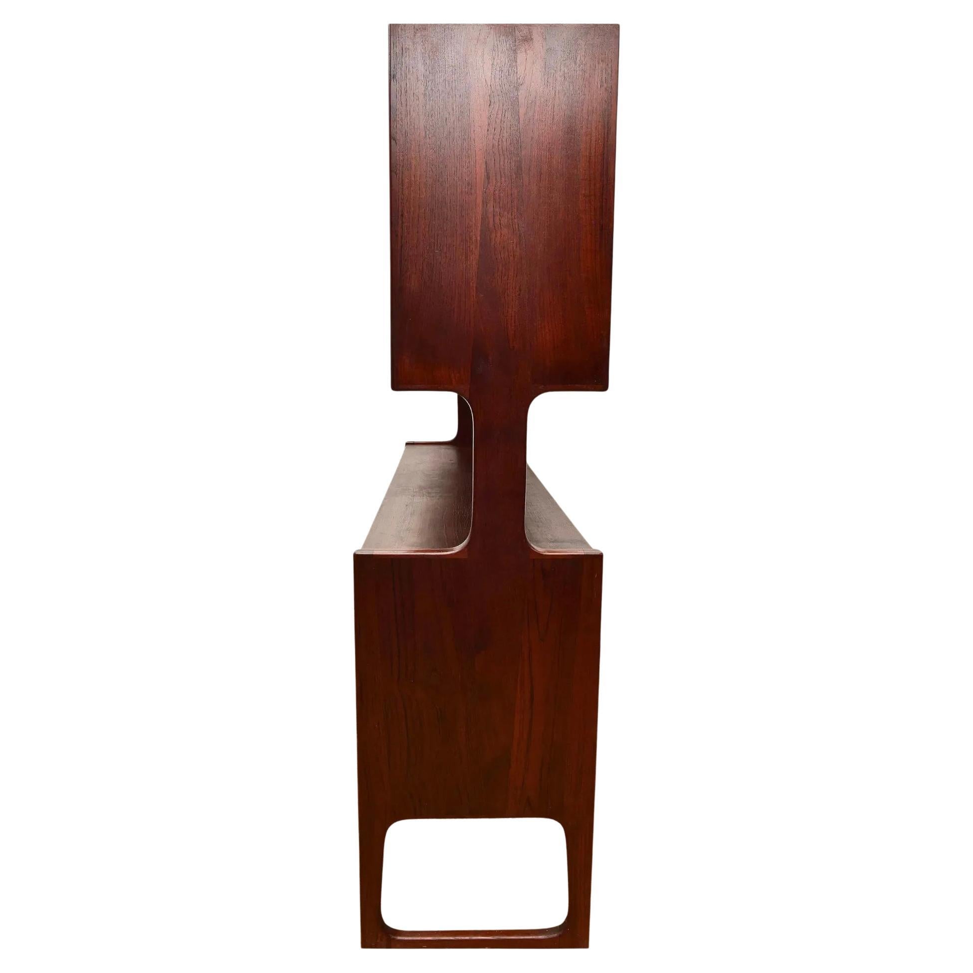 Danois Magnifique crédence moderne danoise du milieu du siècle en teck à 2 niveaux Armoire buffet en vente