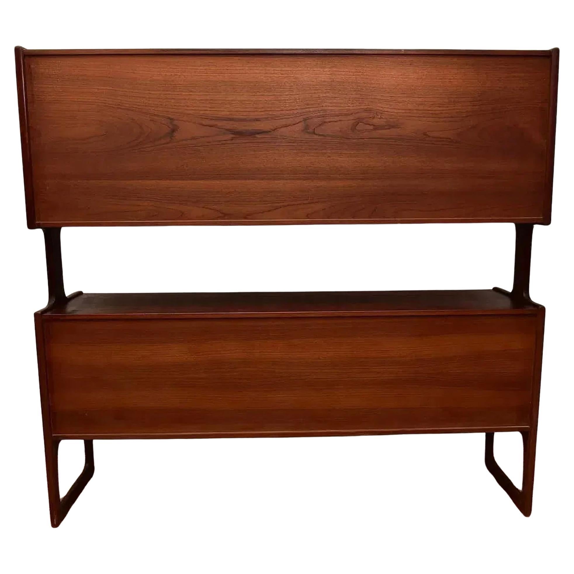 Travail du bois Magnifique crédence moderne danoise du milieu du siècle en teck à 2 niveaux Armoire buffet en vente