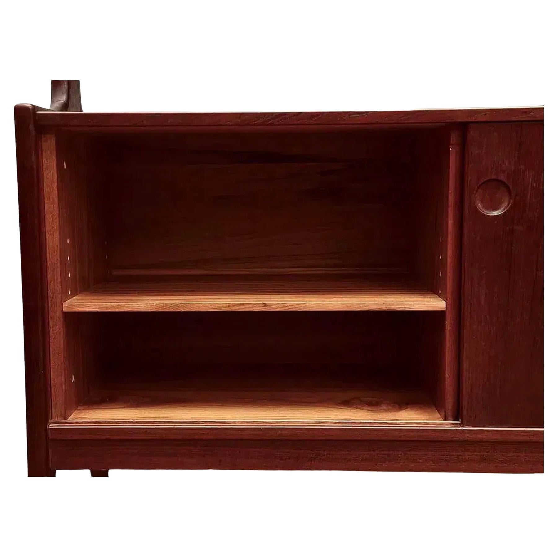 Magnifique crédence moderne danoise du milieu du siècle en teck à 2 niveaux Armoire buffet Bon état - En vente à Brooklyn, NY