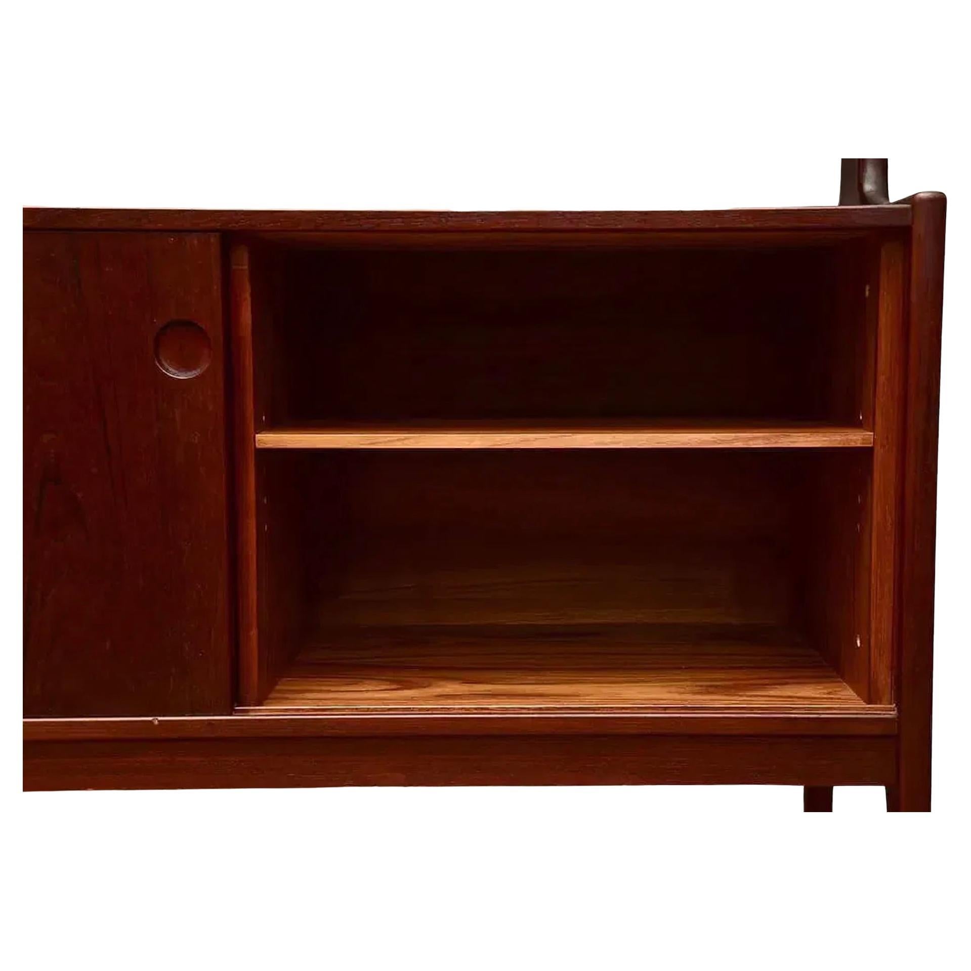 Milieu du XXe siècle Magnifique crédence moderne danoise du milieu du siècle en teck à 2 niveaux Armoire buffet en vente