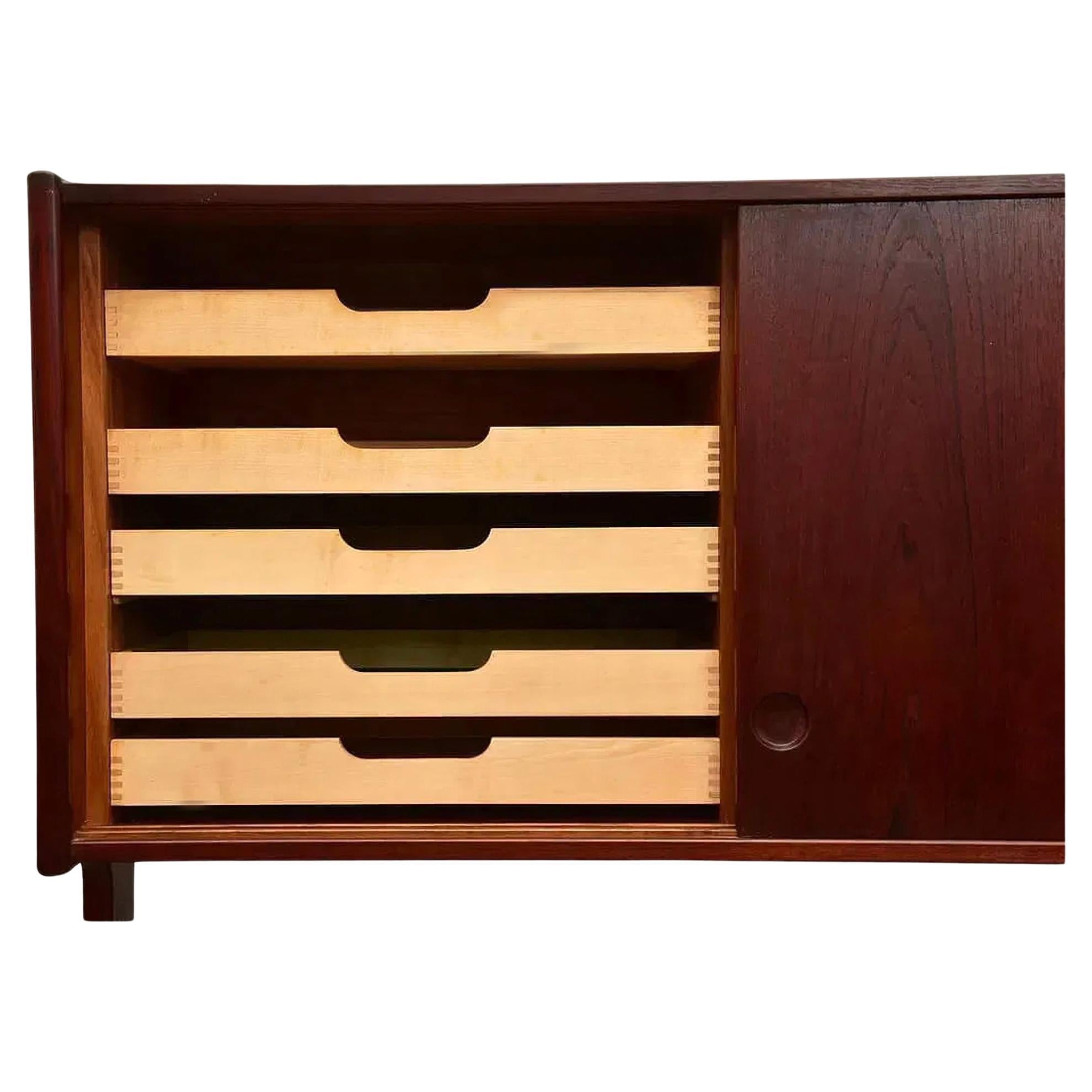 Bouleau Magnifique crédence moderne danoise du milieu du siècle en teck à 2 niveaux Armoire buffet en vente