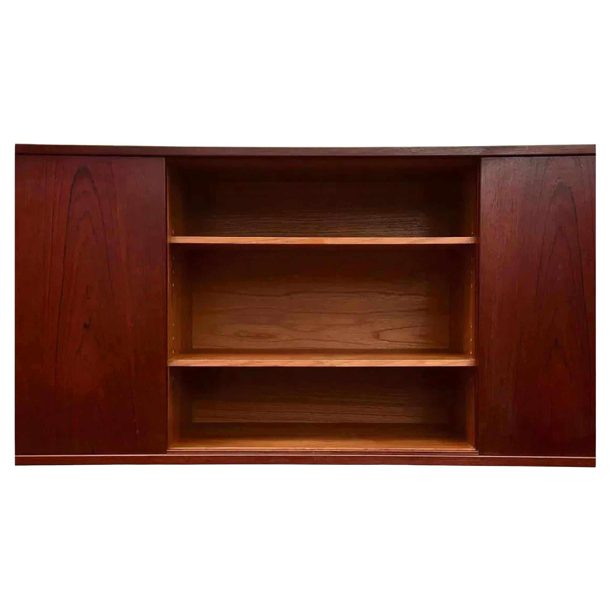 Magnifique crédence moderne danoise du milieu du siècle en teck à 2 niveaux Armoire buffet en vente 1