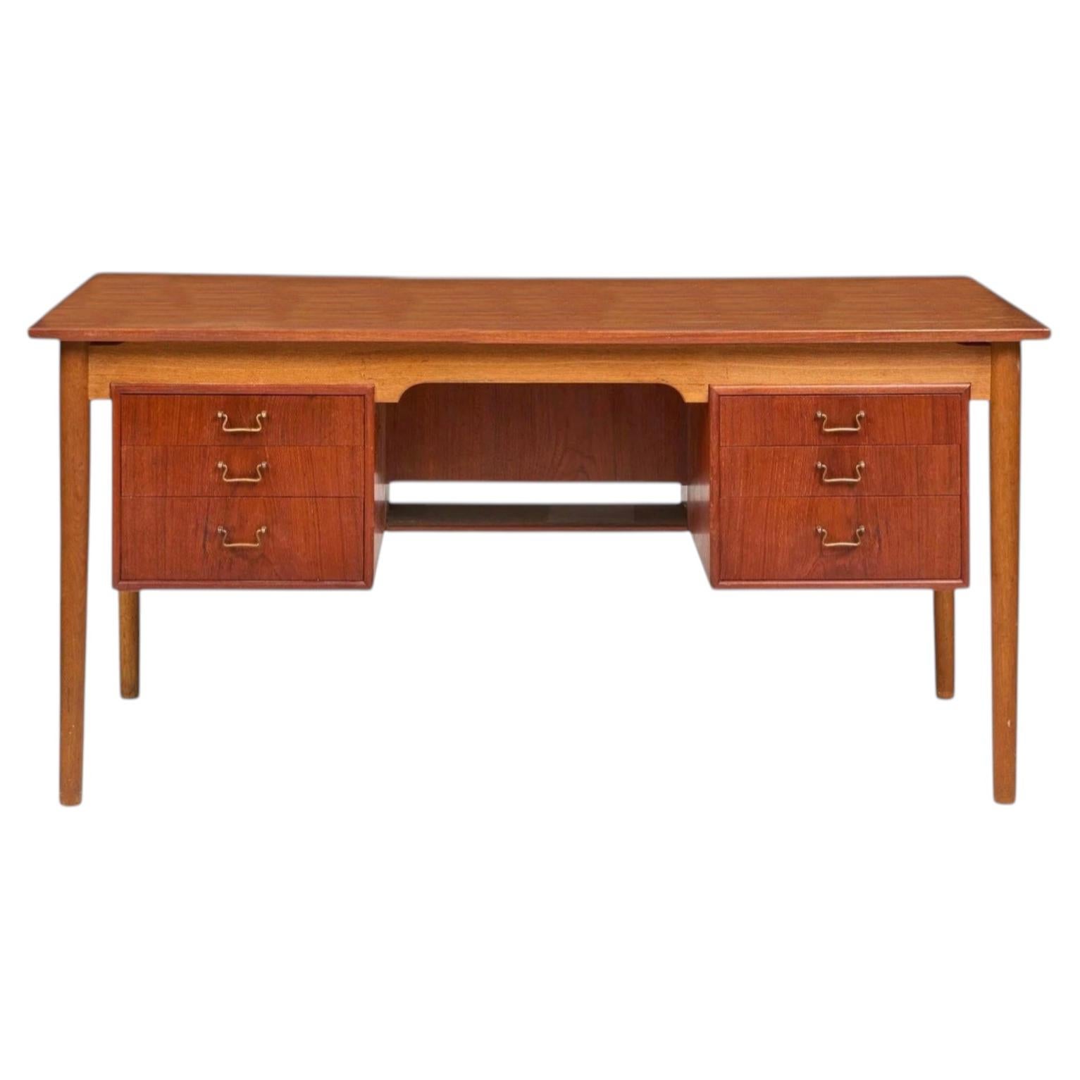 Bellissima scrivania in stile danese moderno della metà del secolo, in teak e Oak, con 6 cassetti
