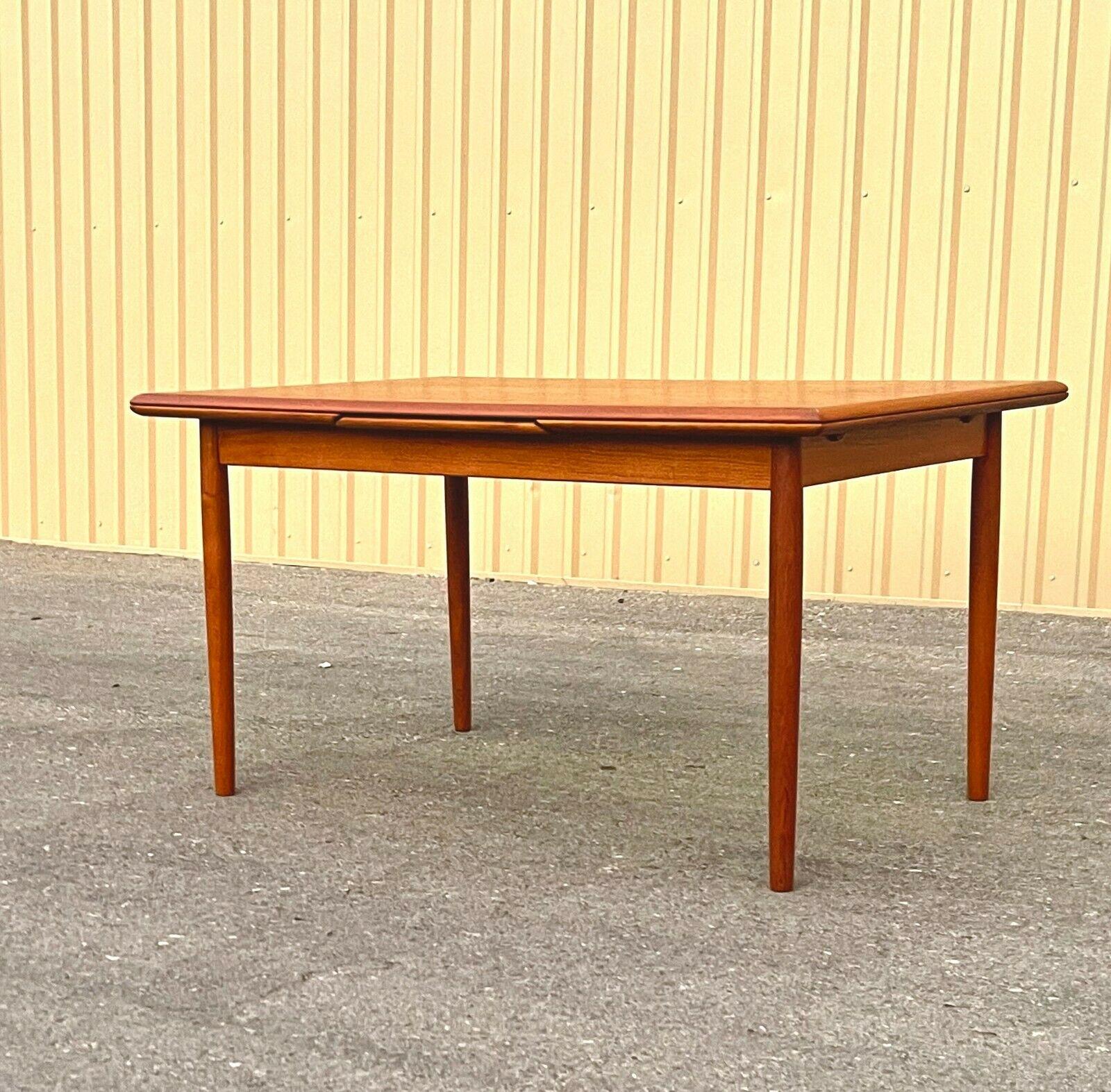 Mid Century Danish Modern Teak Dining Table Extendable Draw Leaf In Excellent Condition In Las Vegas, NV