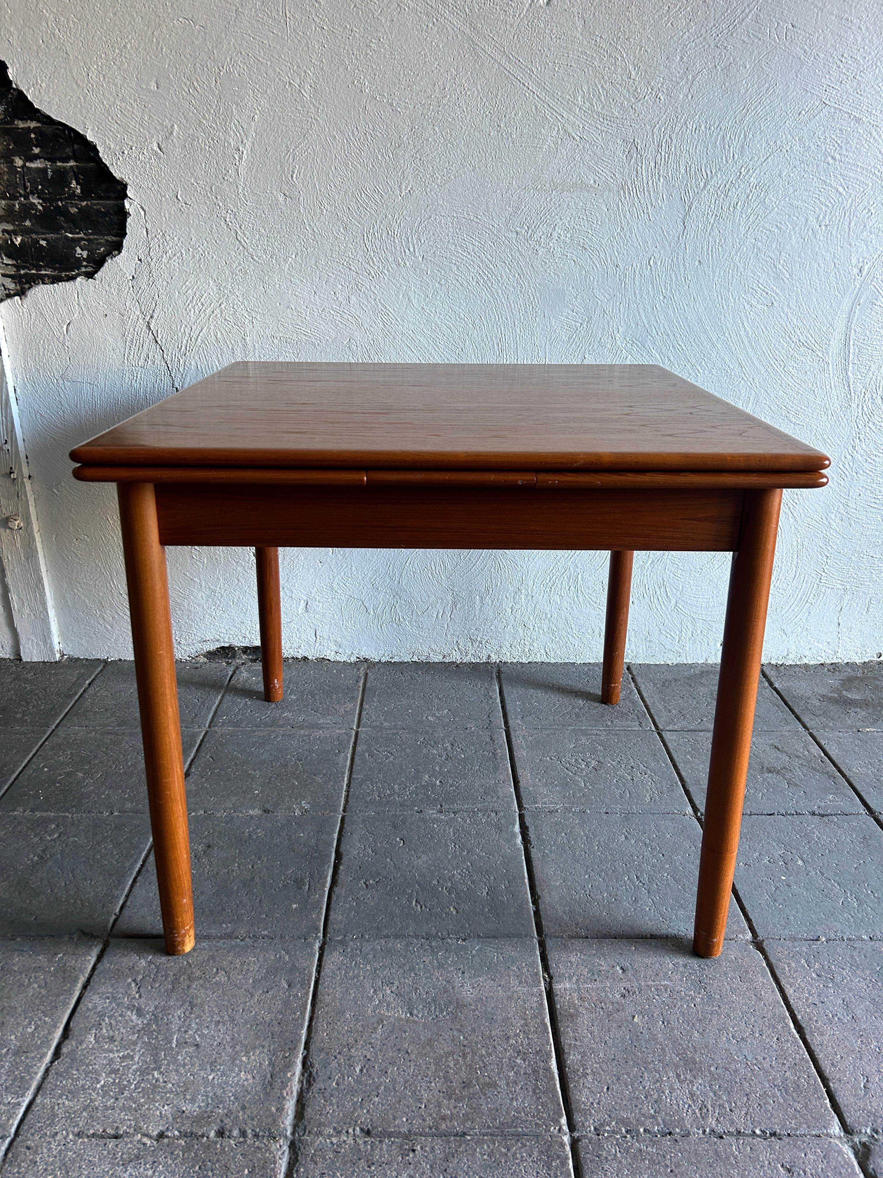 Mid-Century Modern Magnifique table à manger d'extension carrée en teck, de style danois moderne du milieu du siècle dernier en vente