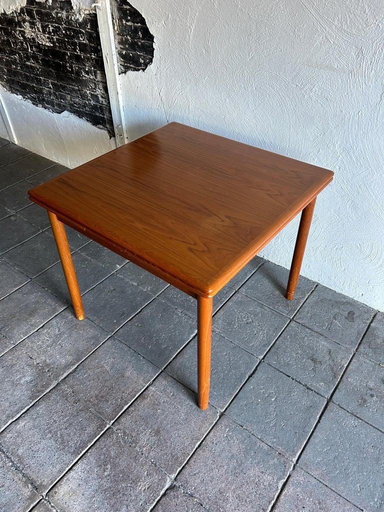 Danois Magnifique table à manger d'extension carrée en teck, de style danois moderne du milieu du siècle dernier en vente