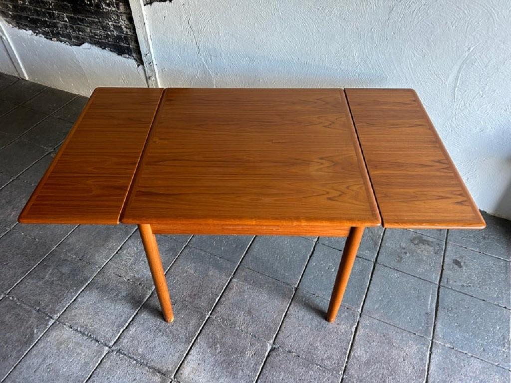 Milieu du XXe siècle Magnifique table à manger d'extension carrée en teck, de style danois moderne du milieu du siècle dernier en vente