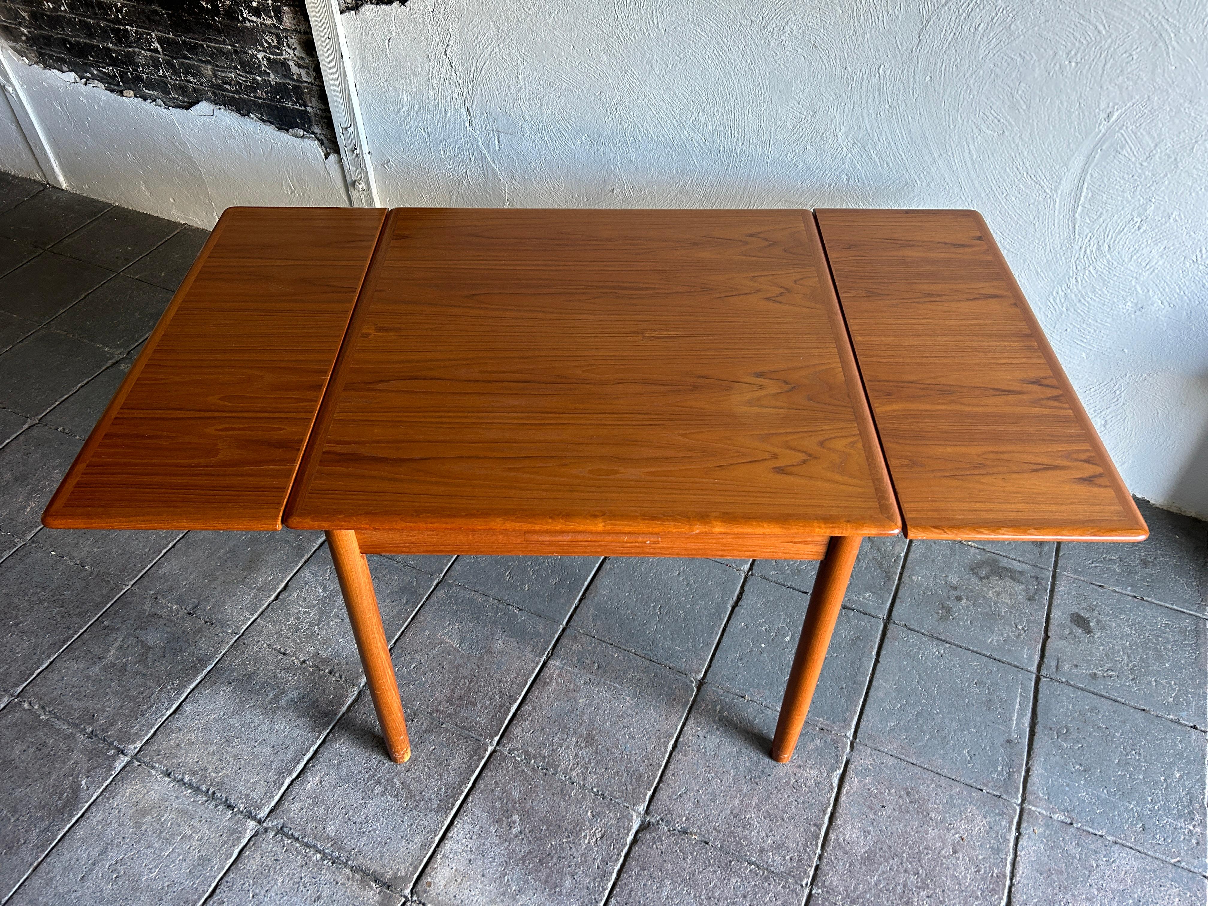 Teak Beautiful Mid century Danish Modern teak small square extension dining table For Sale