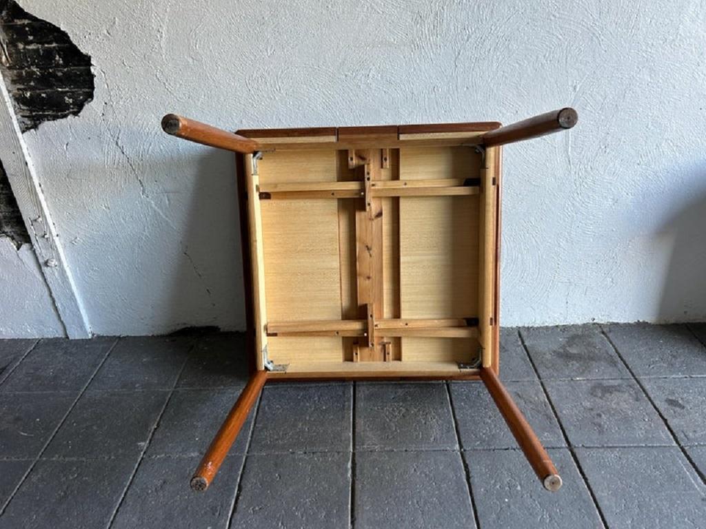 Magnifique table à manger d'extension carrée en teck, de style danois moderne du milieu du siècle dernier en vente 1