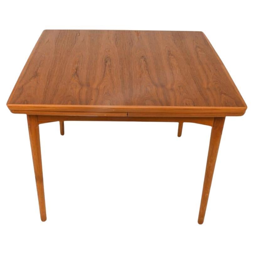 Preciosa mesa de comedor cuadrada extensible de teca danesa moderna de mediados de siglo Cado