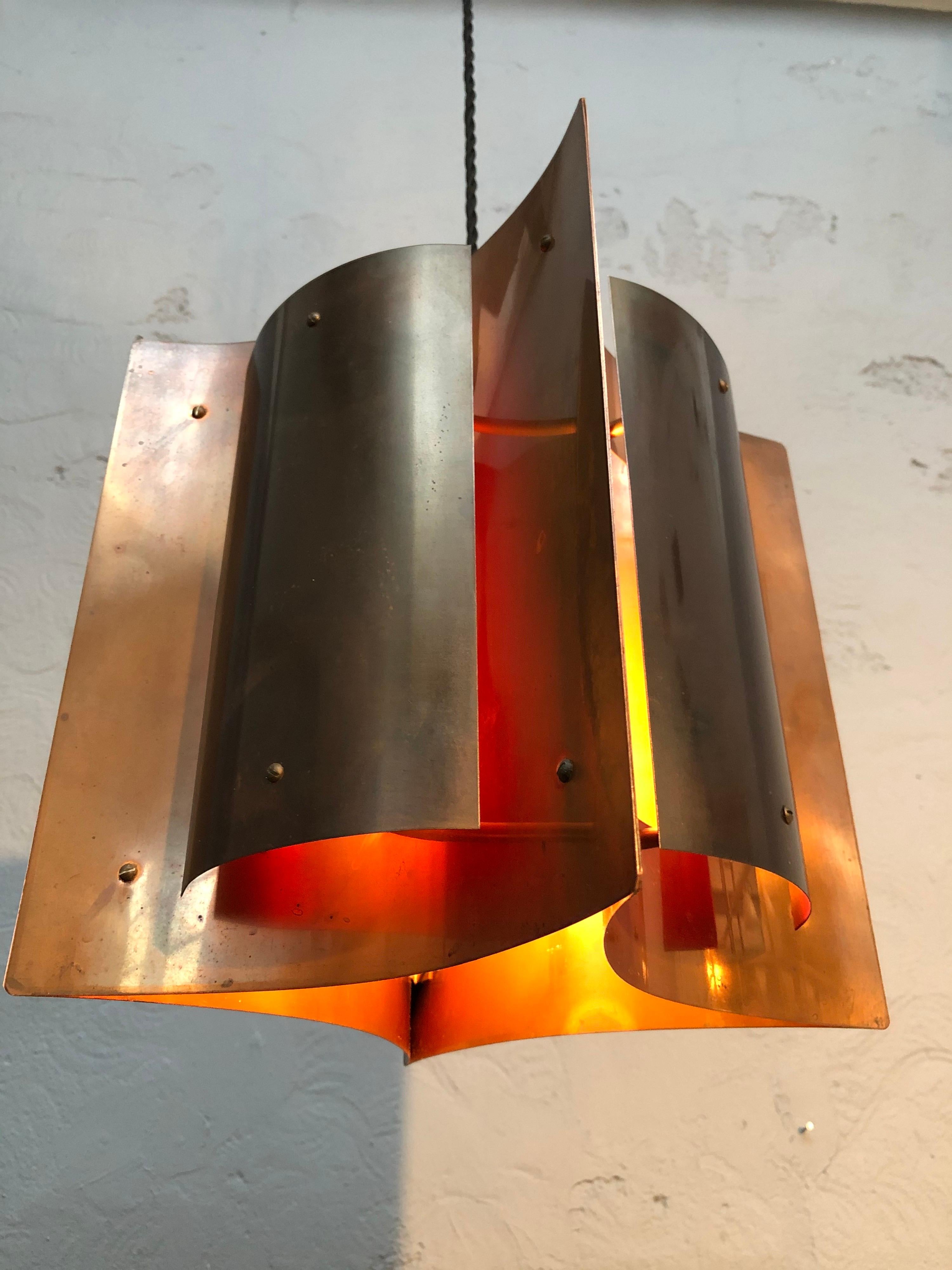 Mid-Century Modern Magnifique lampe suspendue danoise du milieu du siècle dernier en cuivre en vente