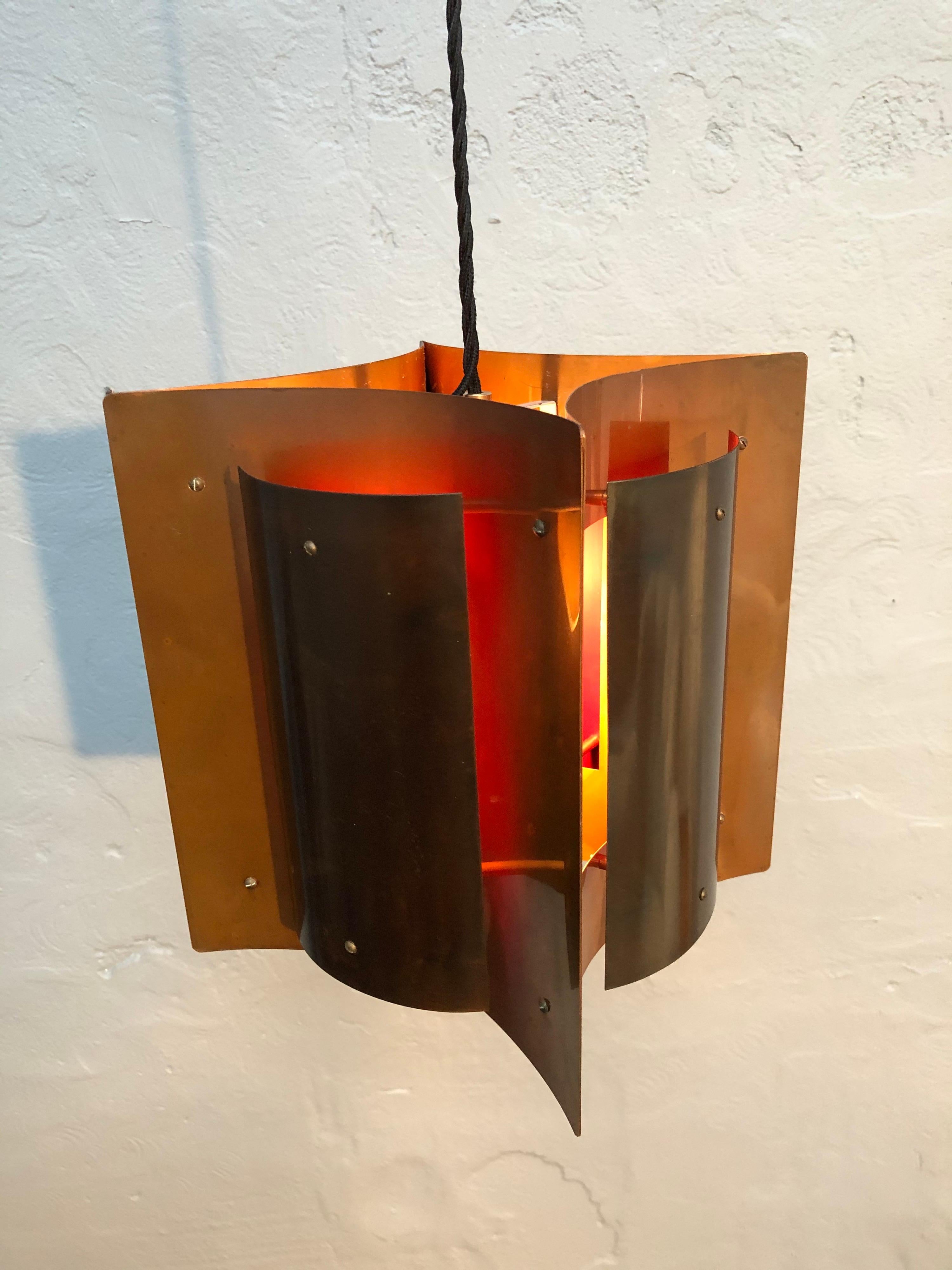 Danois Magnifique lampe suspendue danoise du milieu du siècle dernier en cuivre en vente