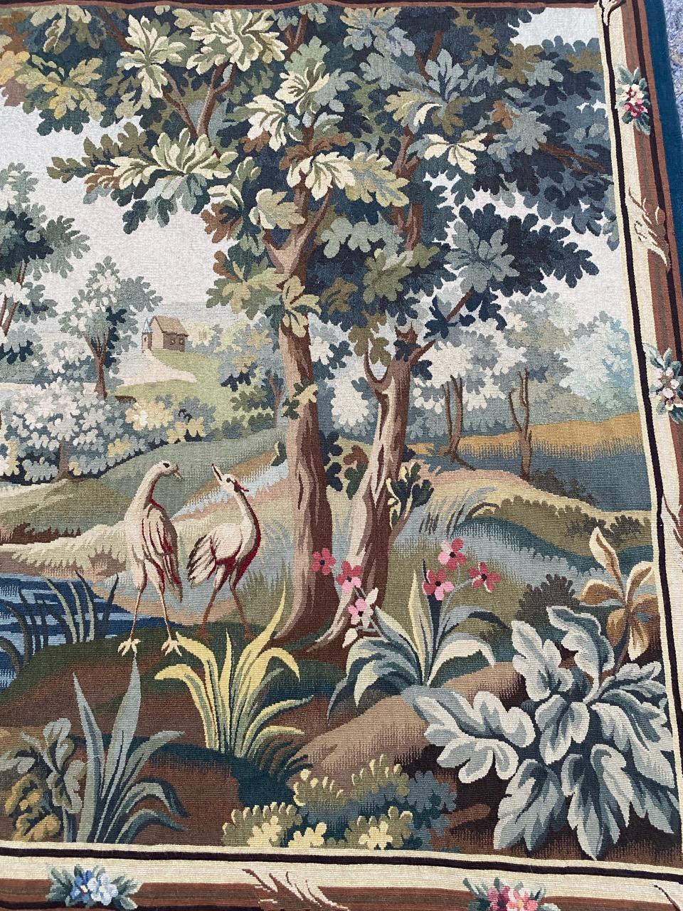 Sehr hübscher französischer Aubusson-Wandteppich aus der Mitte des Jahrhunderts mit einem Gartenmotiv mit Vögeln und schönen Farben, komplett handgewebt mit Wolle und Seide.

✨✨✨
