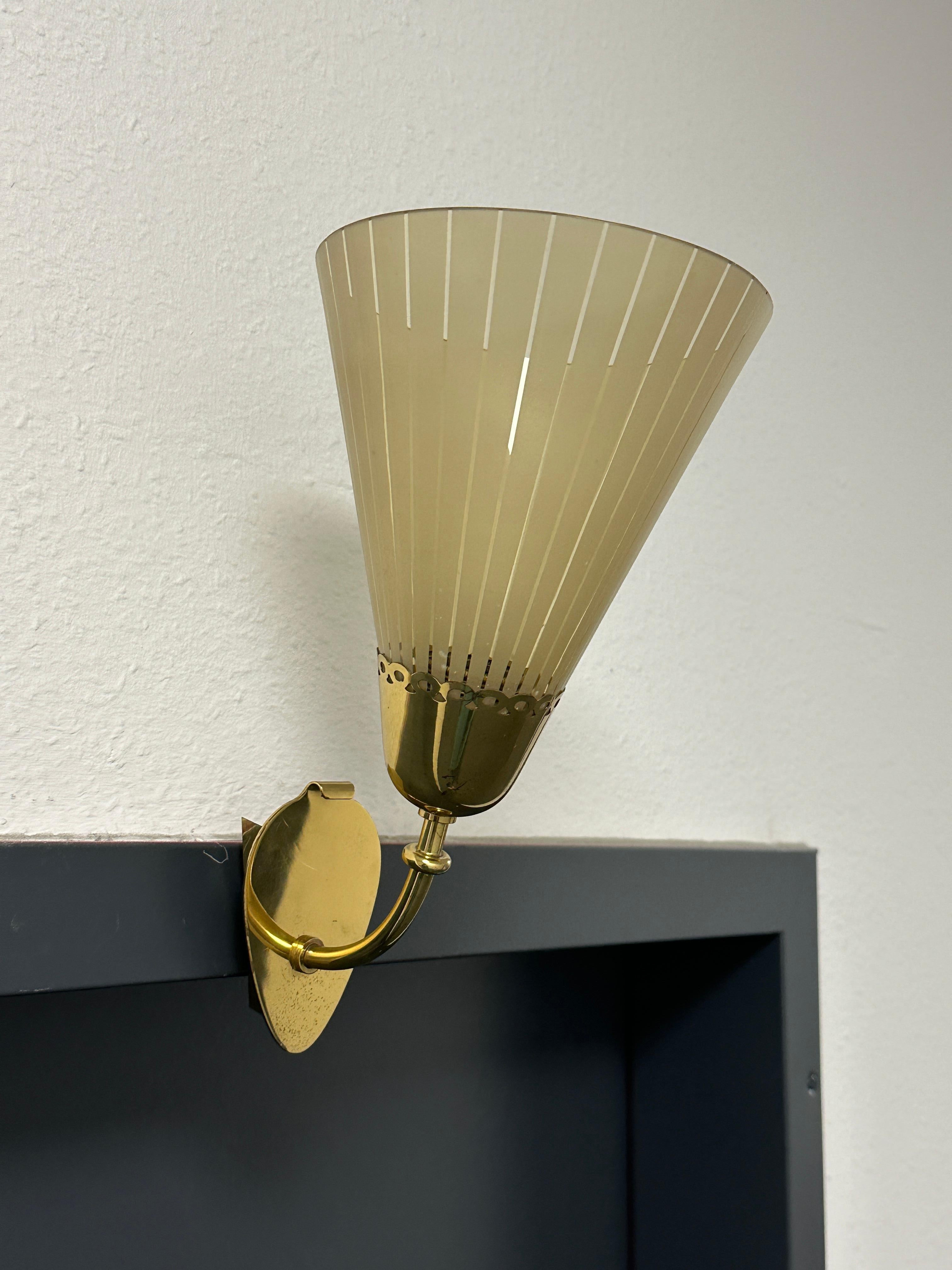 Beautiful Mid-Century German Brass & Etched Glass Sconce, 1950s For Sale 4