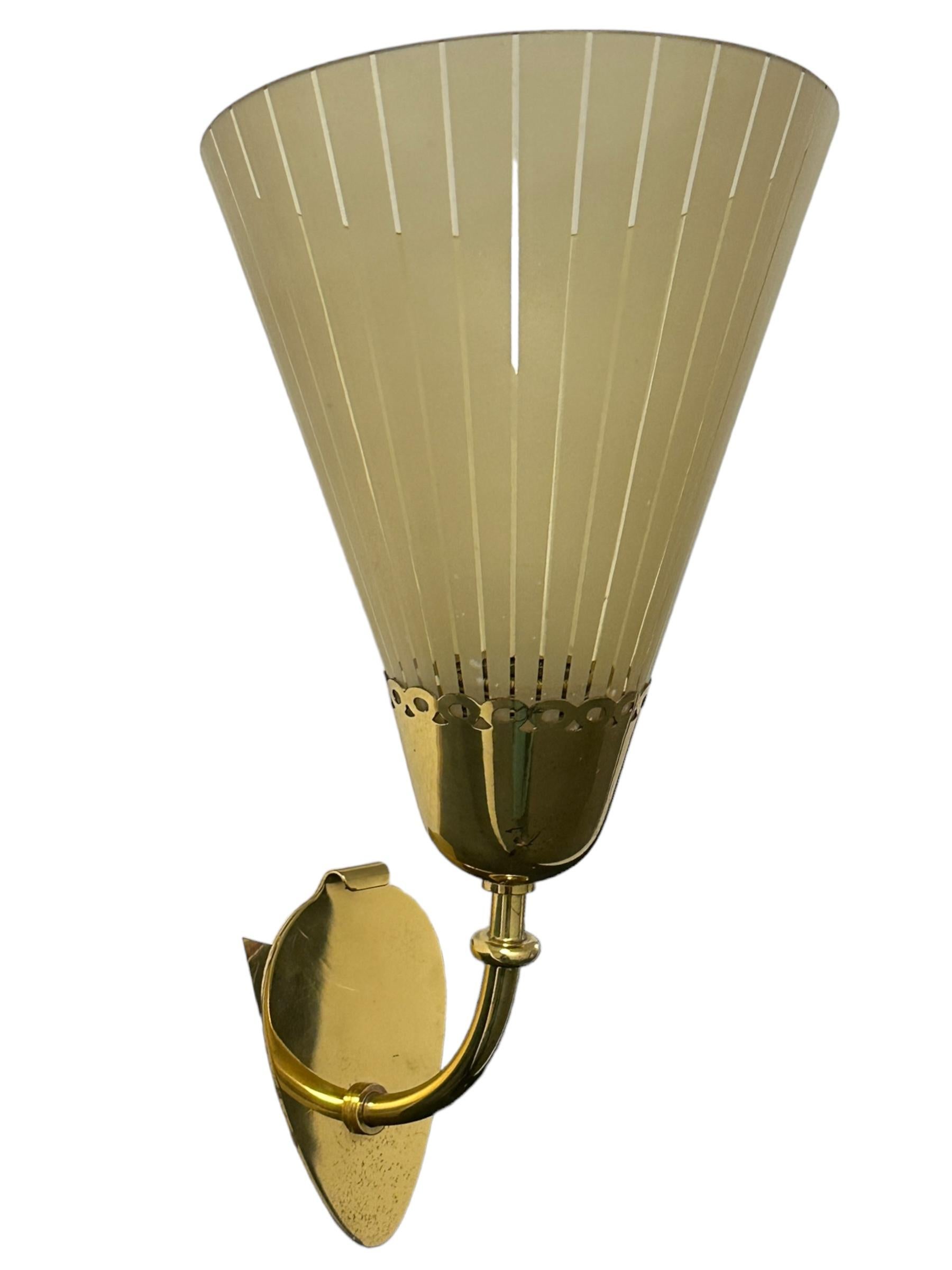 Beautiful Mid-Century German Brass & Etched Glass Sconce, 1950s In Good Condition For Sale In Nuernberg, DE