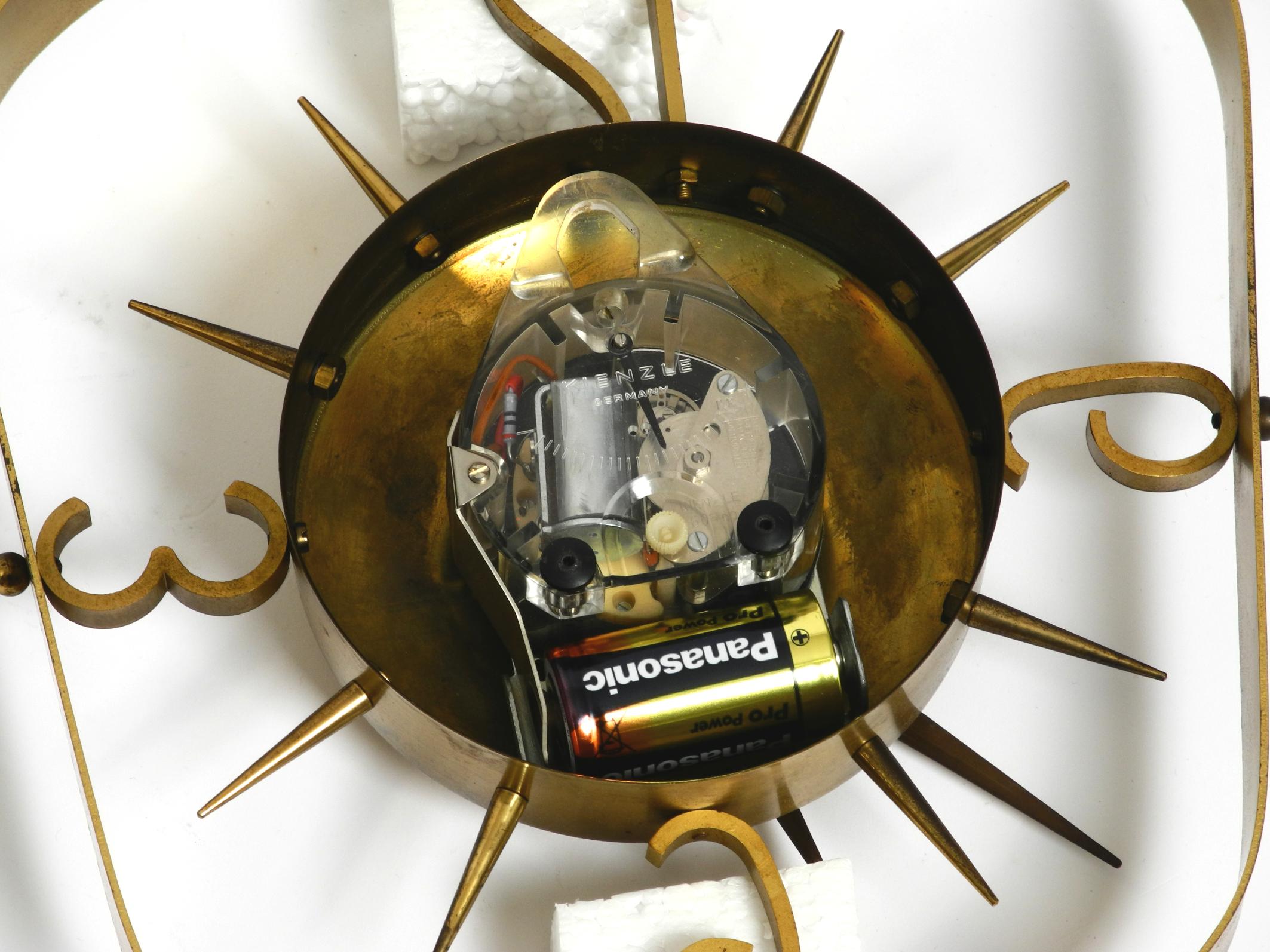 Bellissimo orologio da parete di metà secolo in ottone Kienzle Clocks con alimentazione a batteria originale in vendita 3