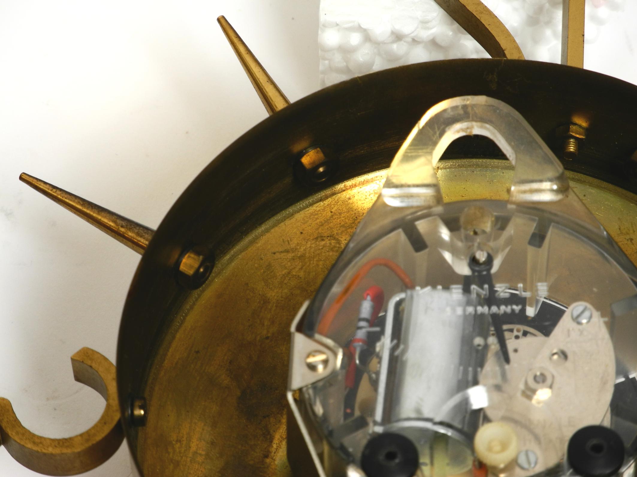 Bellissimo orologio da parete di metà secolo in ottone Kienzle Clocks con alimentazione a batteria originale in vendita 4