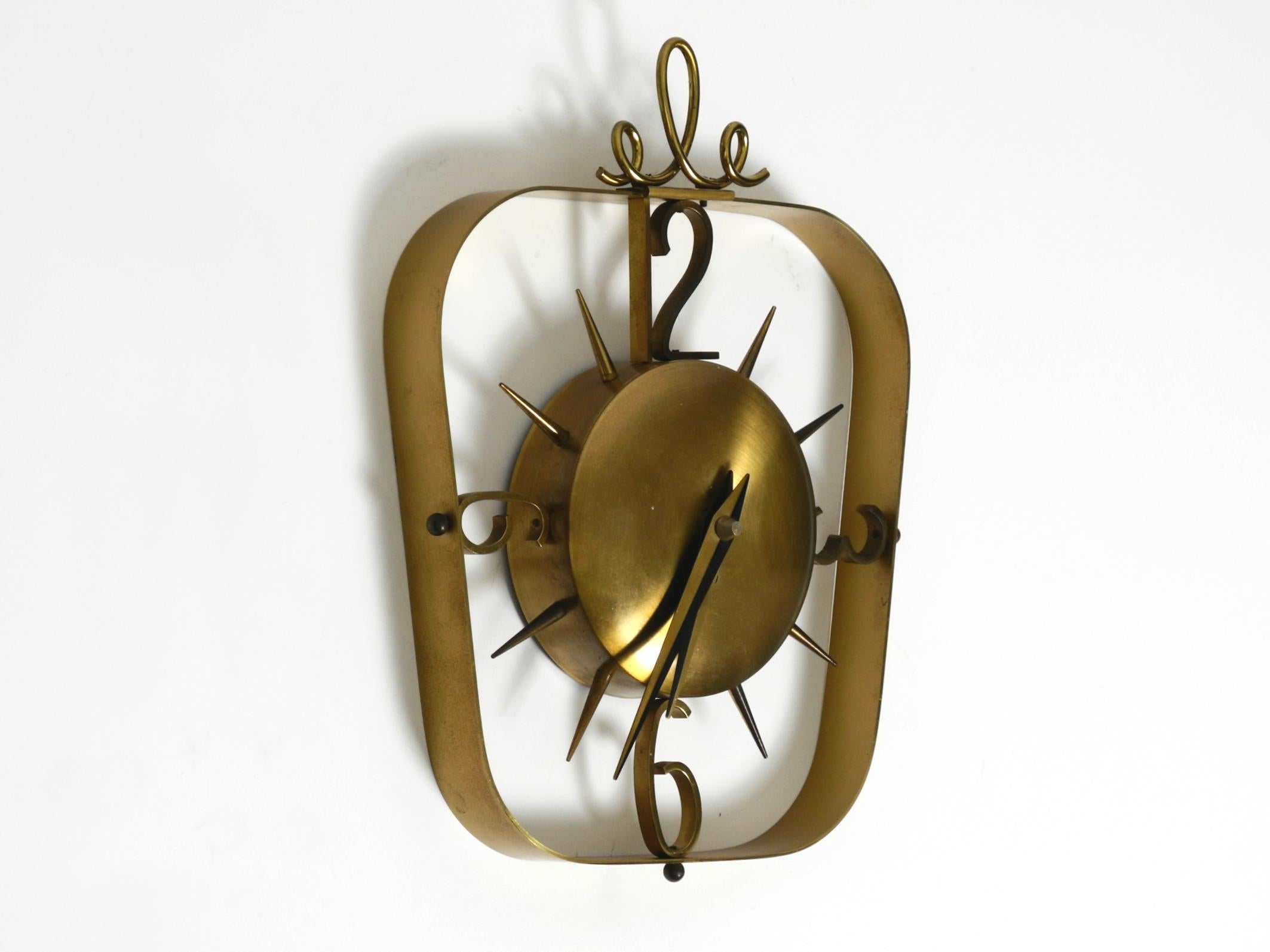 Bellissimo orologio da parete di metà secolo in ottone Kienzle Clocks con alimentazione a batteria originale in vendita 10