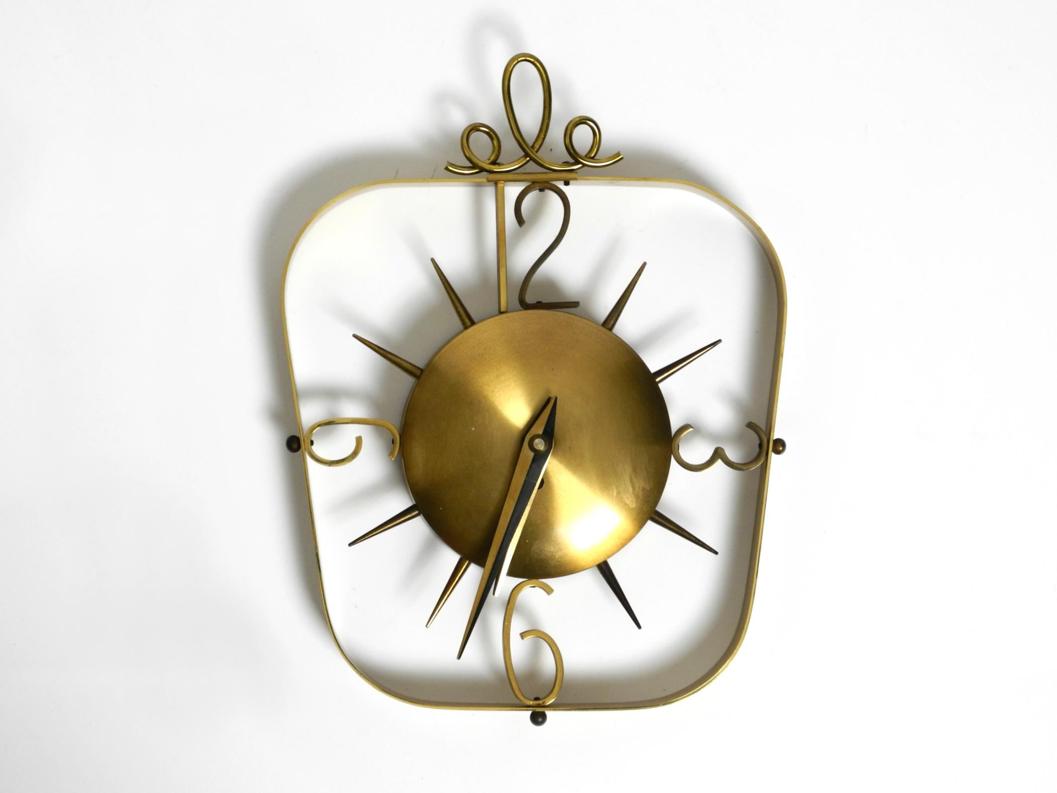 Bellissimo orologio da parete Mid Century Modern Kienzle Clocks in ottone, di gran classe.
Prodotto in Germania. Un design molto bello e raro del Medioevo.
Funziona a batteria con meccanismo elettromeccanico originale.
Il motore elettrico avvolge
