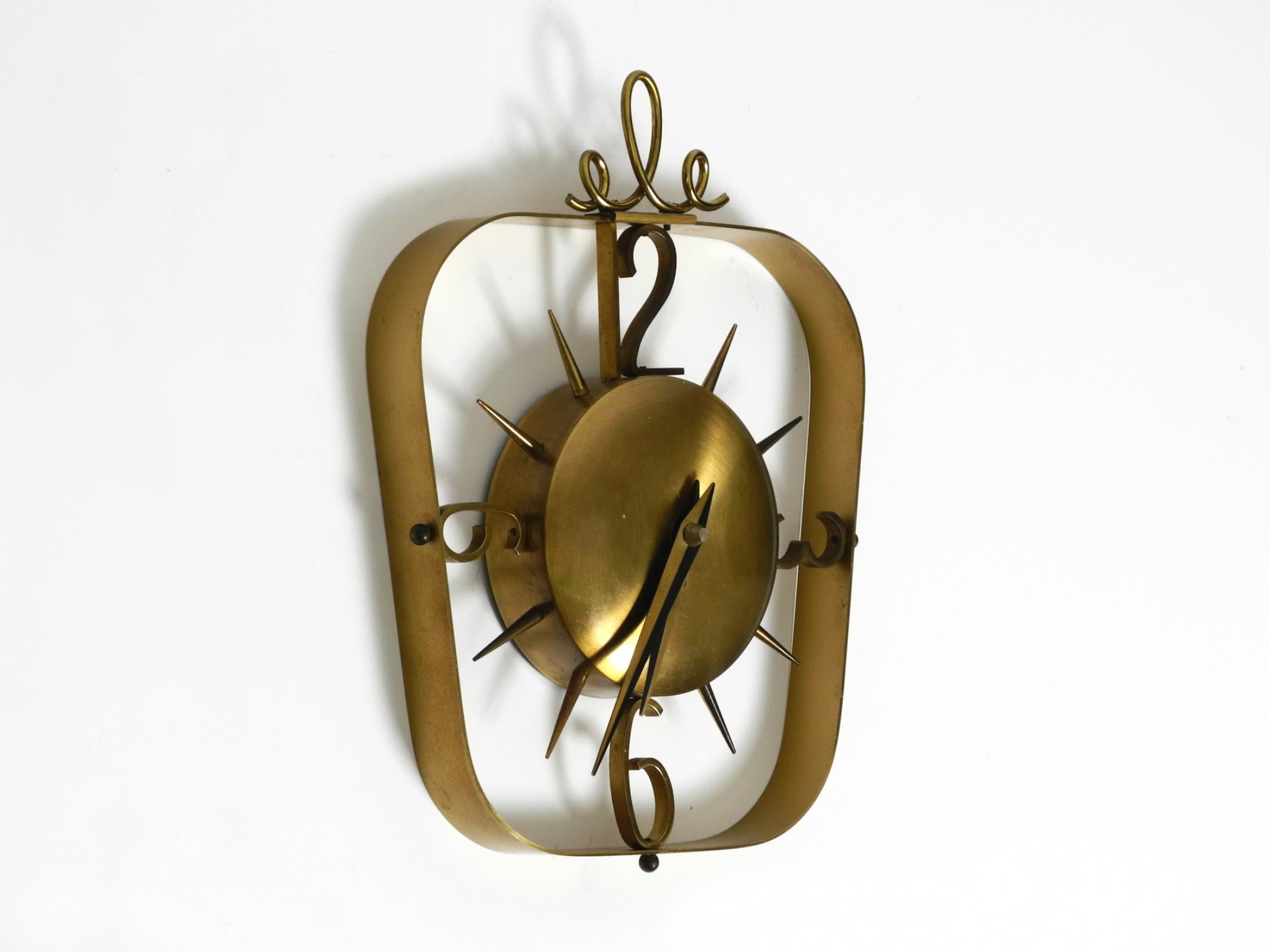 Mid-Century moderno Bellissimo orologio da parete di metà secolo in ottone Kienzle Clocks con alimentazione a batteria originale in vendita