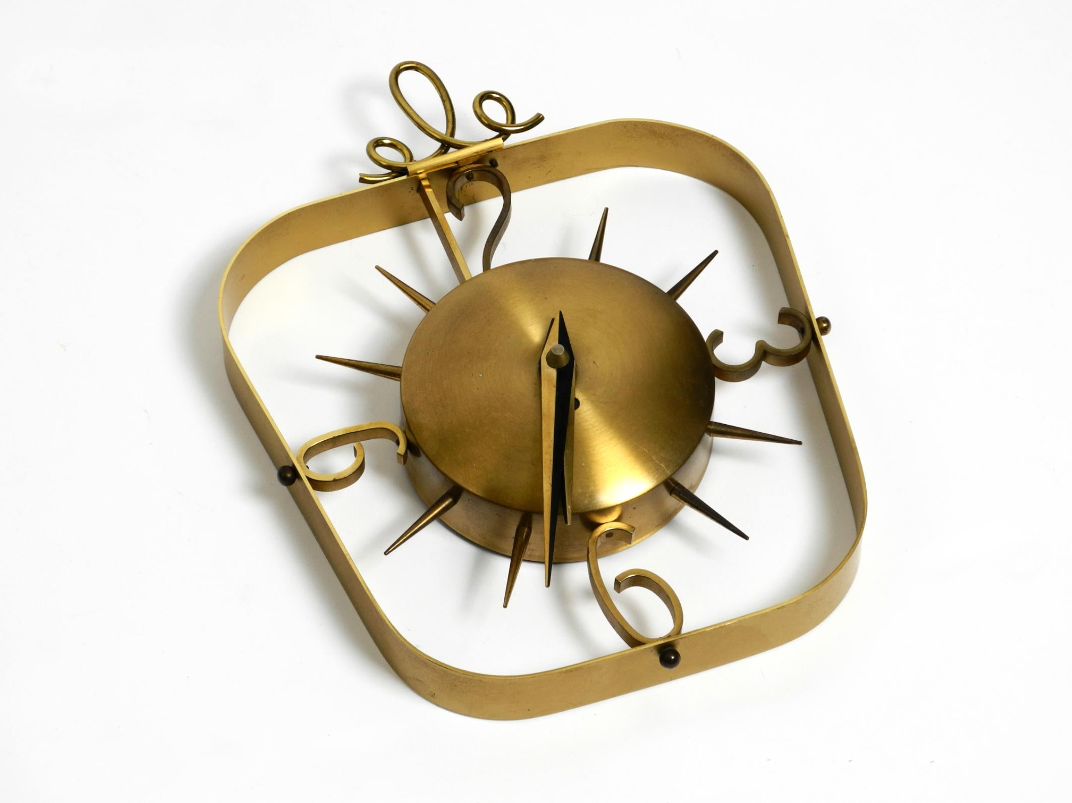 Tedesco Bellissimo orologio da parete di metà secolo in ottone Kienzle Clocks con alimentazione a batteria originale in vendita