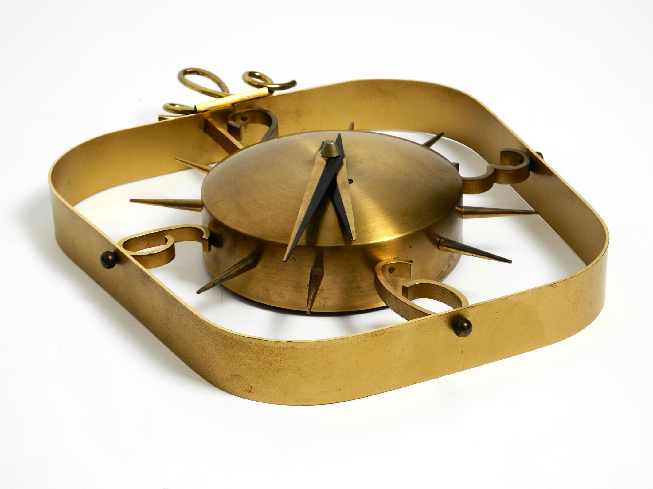 Bellissimo orologio da parete di metà secolo in ottone Kienzle Clocks con alimentazione a batteria originale In condizioni buone in vendita a München, DE