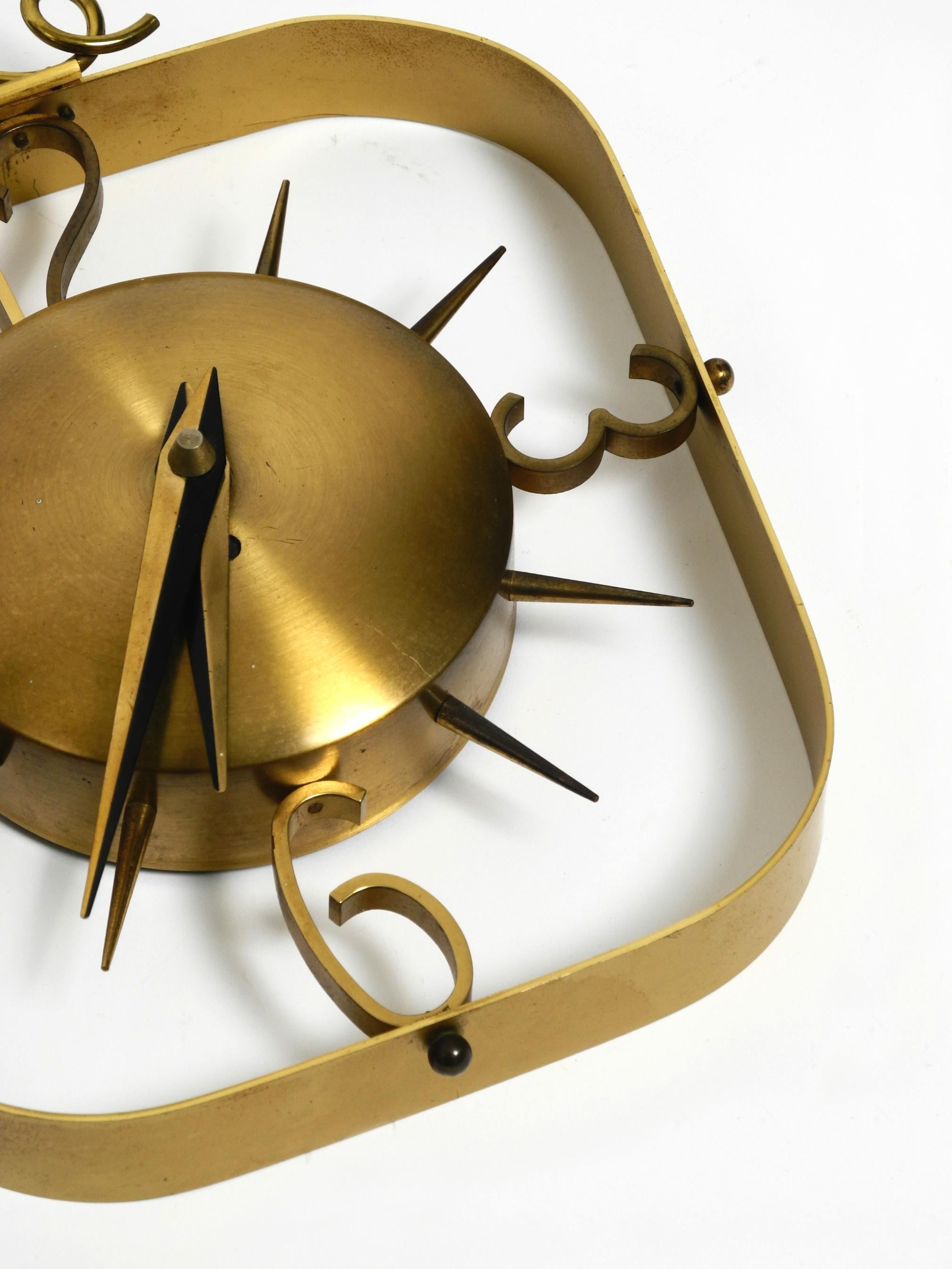 Metà XX secolo Bellissimo orologio da parete di metà secolo in ottone Kienzle Clocks con alimentazione a batteria originale in vendita
