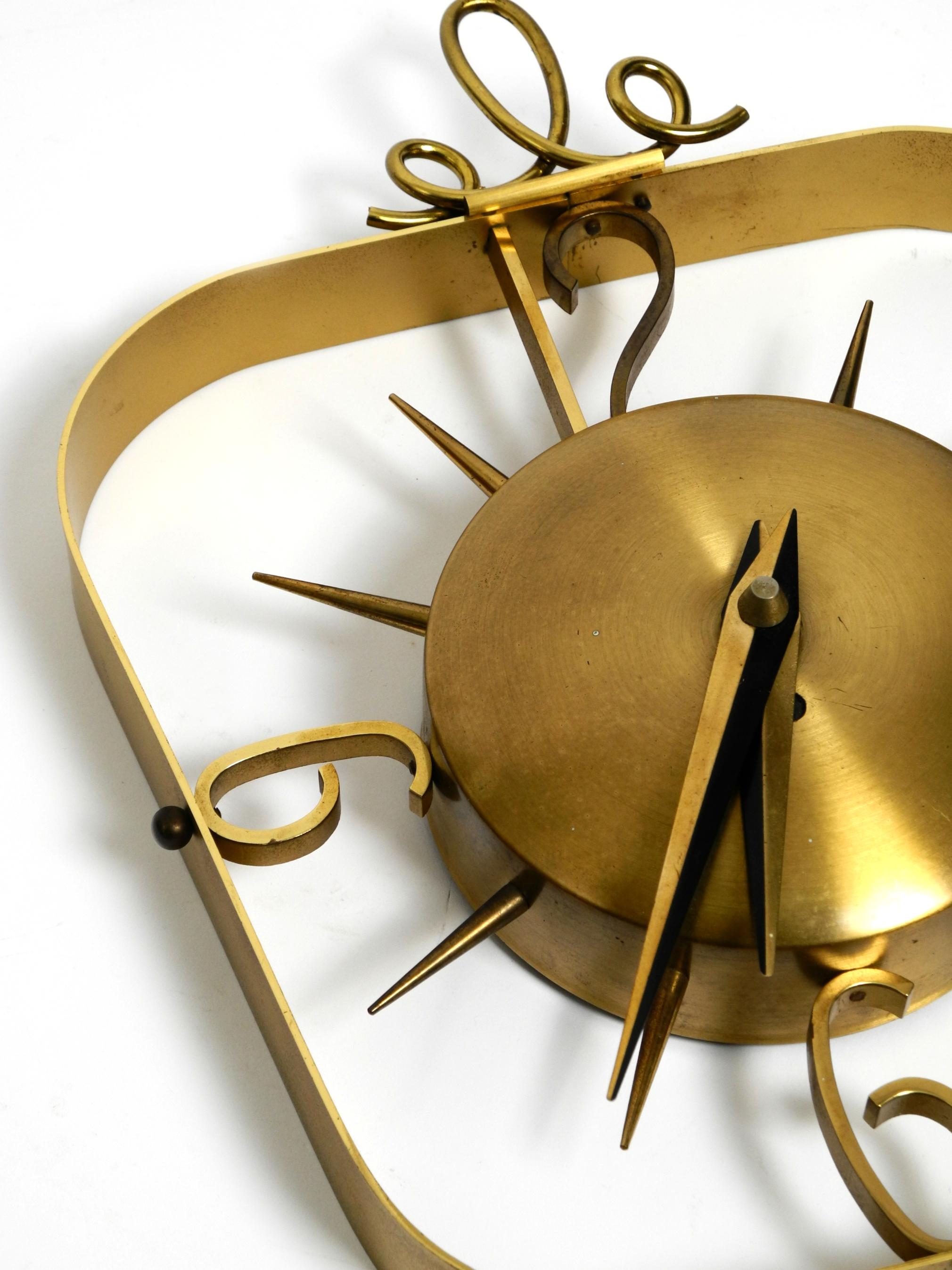 Ottone Bellissimo orologio da parete di metà secolo in ottone Kienzle Clocks con alimentazione a batteria originale in vendita