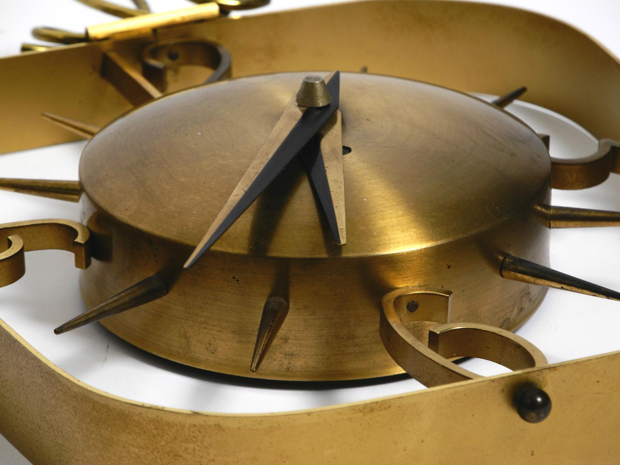 Bellissimo orologio da parete di metà secolo in ottone Kienzle Clocks con alimentazione a batteria originale in vendita 1