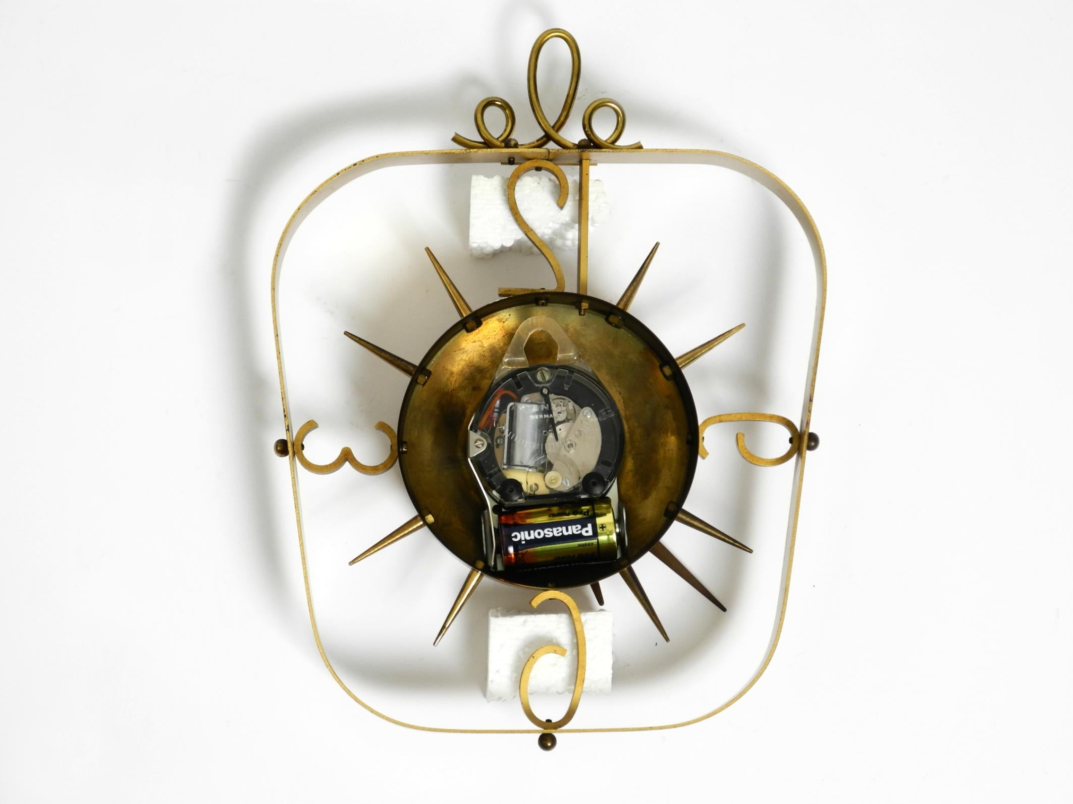 Bellissimo orologio da parete di metà secolo in ottone Kienzle Clocks con alimentazione a batteria originale in vendita 2