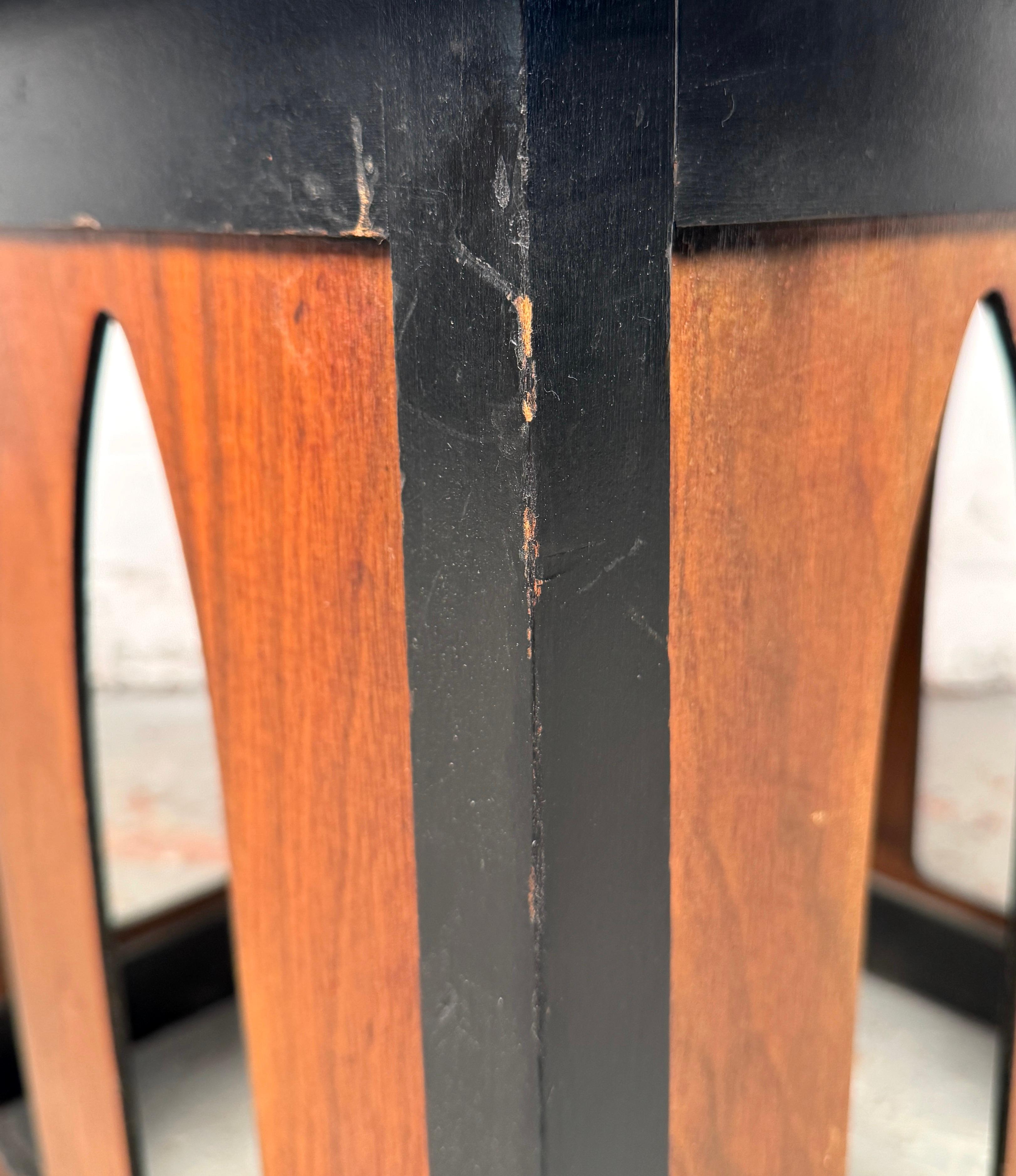 Beautiful Mid-Century Laminate Side Table For Sale 6