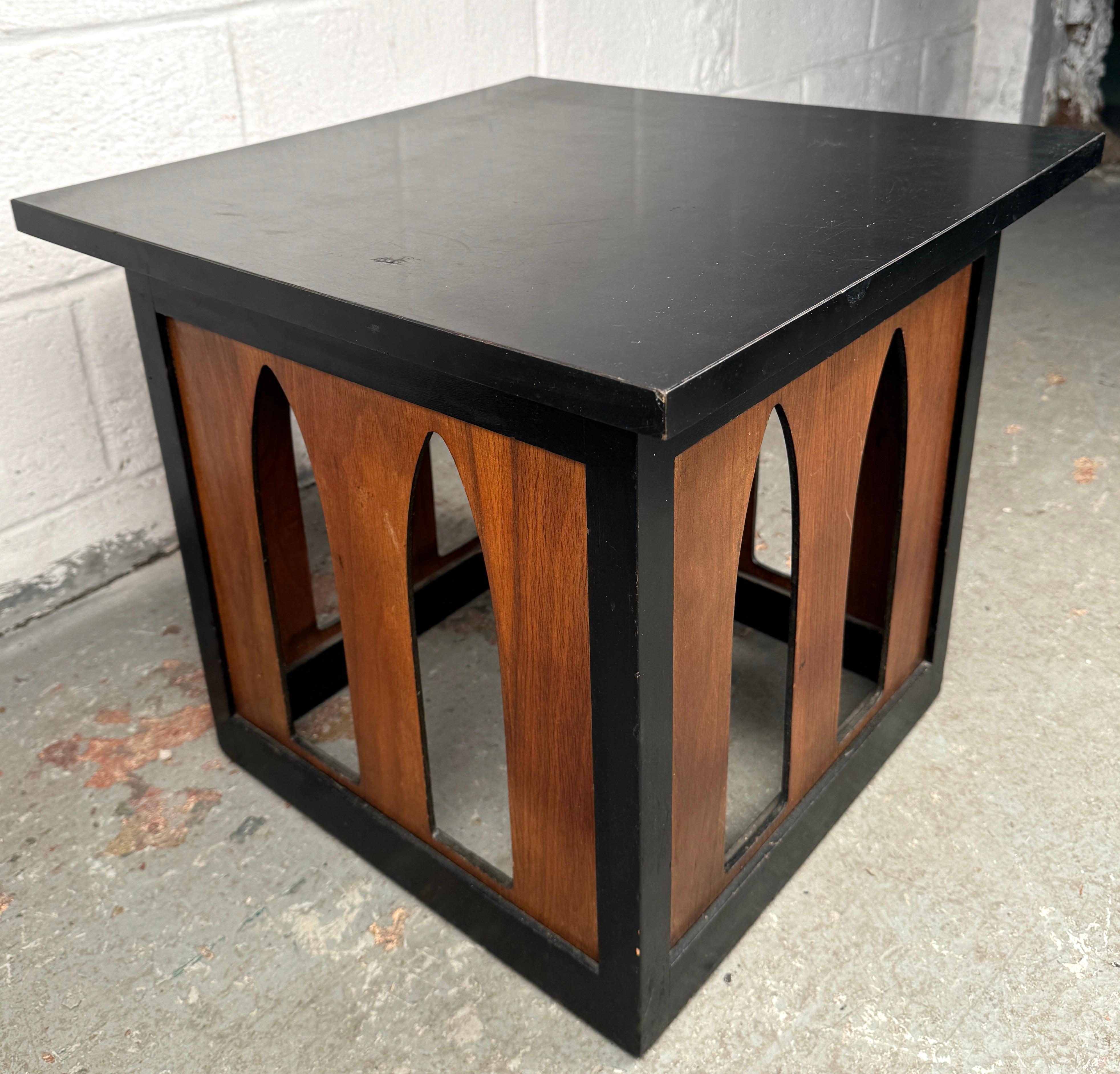 Mid-Century Modern Beautiful Mid-Century Laminate Side Table For Sale